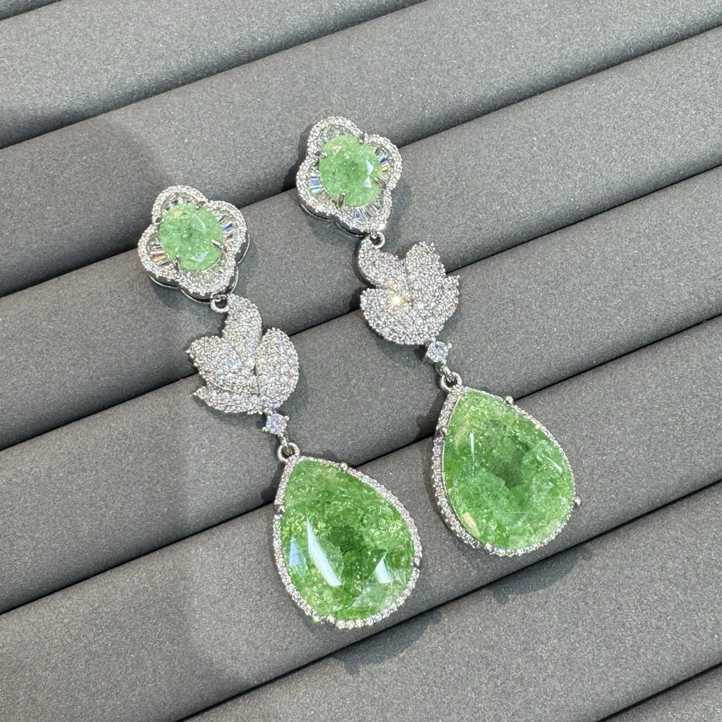 unique cubic zirconia earrings for women sweet jewelry gala event party green pink red leaf teardrop dangling earrings gift
unique cubic zirconia earrings for women sweet jewelry gala event party green pink red leaf teardrop dangling earrings gift