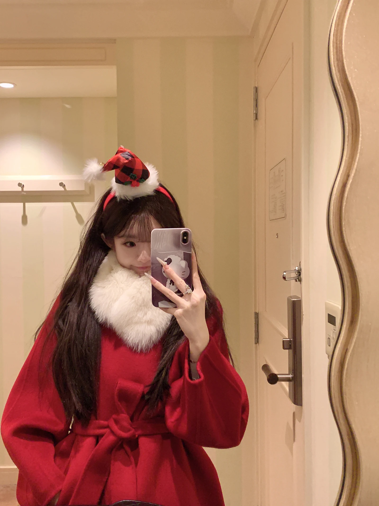 Новогоднее пальто с меховым воротником Golden Musoom: модное короткое пальто для молодых женщин, идеально для повседневной носки.
Новогоднее пальто с меховым воротником Golden Musoom: модное короткое пальто для молодых женщин, идеально для повседневной носки.