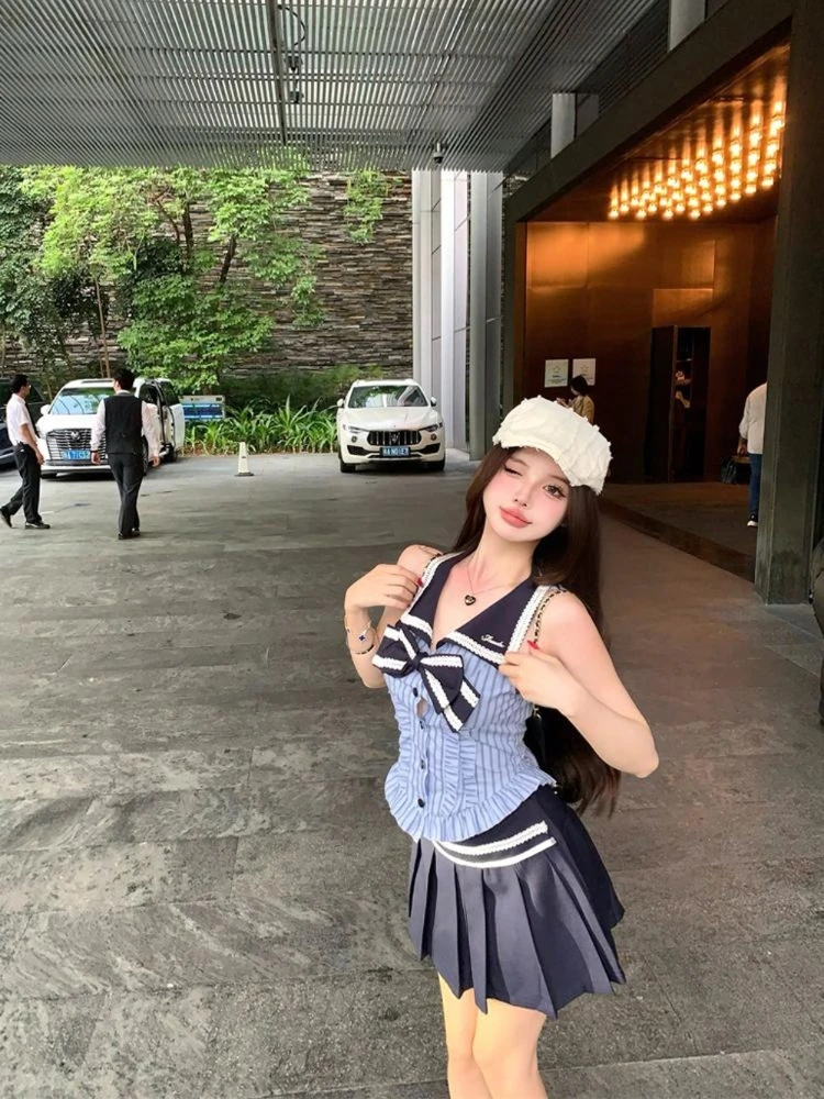 Sweet college style contrasting plaid sleeveless shirt with A-line pleated skirt women summer 2025 new set trend suit
Sweet college style contrasting plaid sleeveless shirt with A-line pleated skirt women summer 2025 new set trend suit