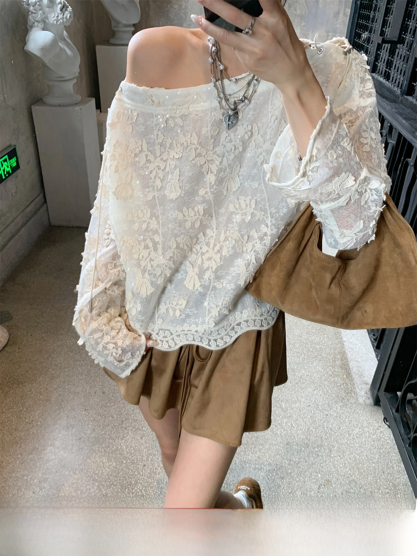 Gv Big Brother Heavy Embroidery Sparkling oulder Bared Women's Top New Autumn Design Sense Commute Sle Loose Fit Long Sve
Gv Big Brother Heavy Embroidery Sparkling oulder Bared Women's Top New Autumn Design Sense Commute Sle Loose Fit Long Sve