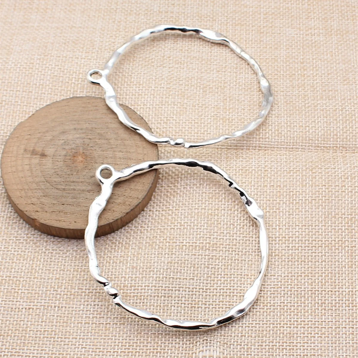 2pcs 82x71mm(3.23x2.8inch) Antique Silver Color Hammered Large Circular Pendants DIY Jewelry Making Accessories
2pcs 82x71mm(3.23x2.8inch) Antique Silver Color Hammered Large Circular Pendants DIY Jewelry Making Accessories