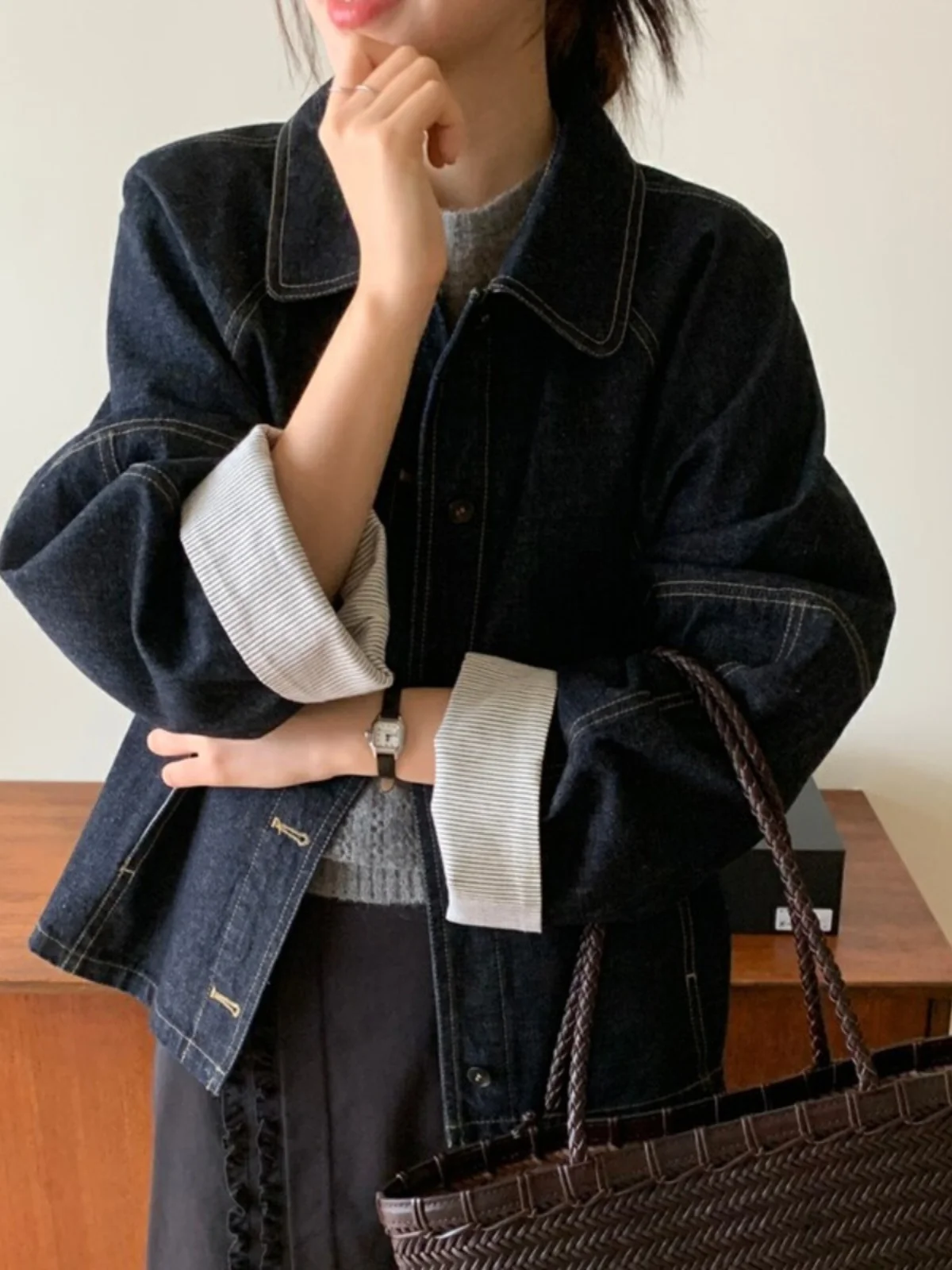 Retro Hong Kong Sle Women's Denim Jaet Loose Fit Turn-down Collar Single Button Design Spring Autumn Outerwear Top
Retro Hong Kong Sle Women's Denim Jaet Loose Fit Turn-down Collar Single Button Design Spring Autumn Outerwear Top