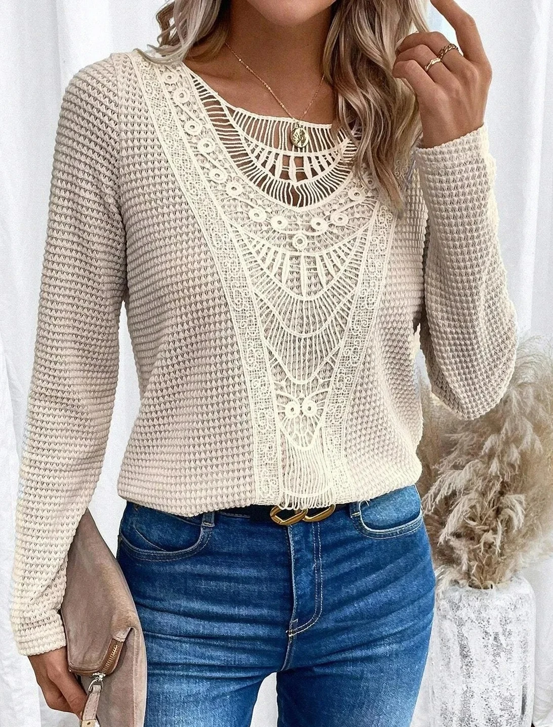 Однотонная футболка с круглым вырезом и вырезом, элегантная ребристая футболка с длинными рукавами и контрастным кружевом для осенне-зимней женской одежды
Однотонная футболка с круглым вырезом и вырезом, элегантная ребристая футболка с длинными рукавами и контрастным кружевом для осенне-зимней женской одежды