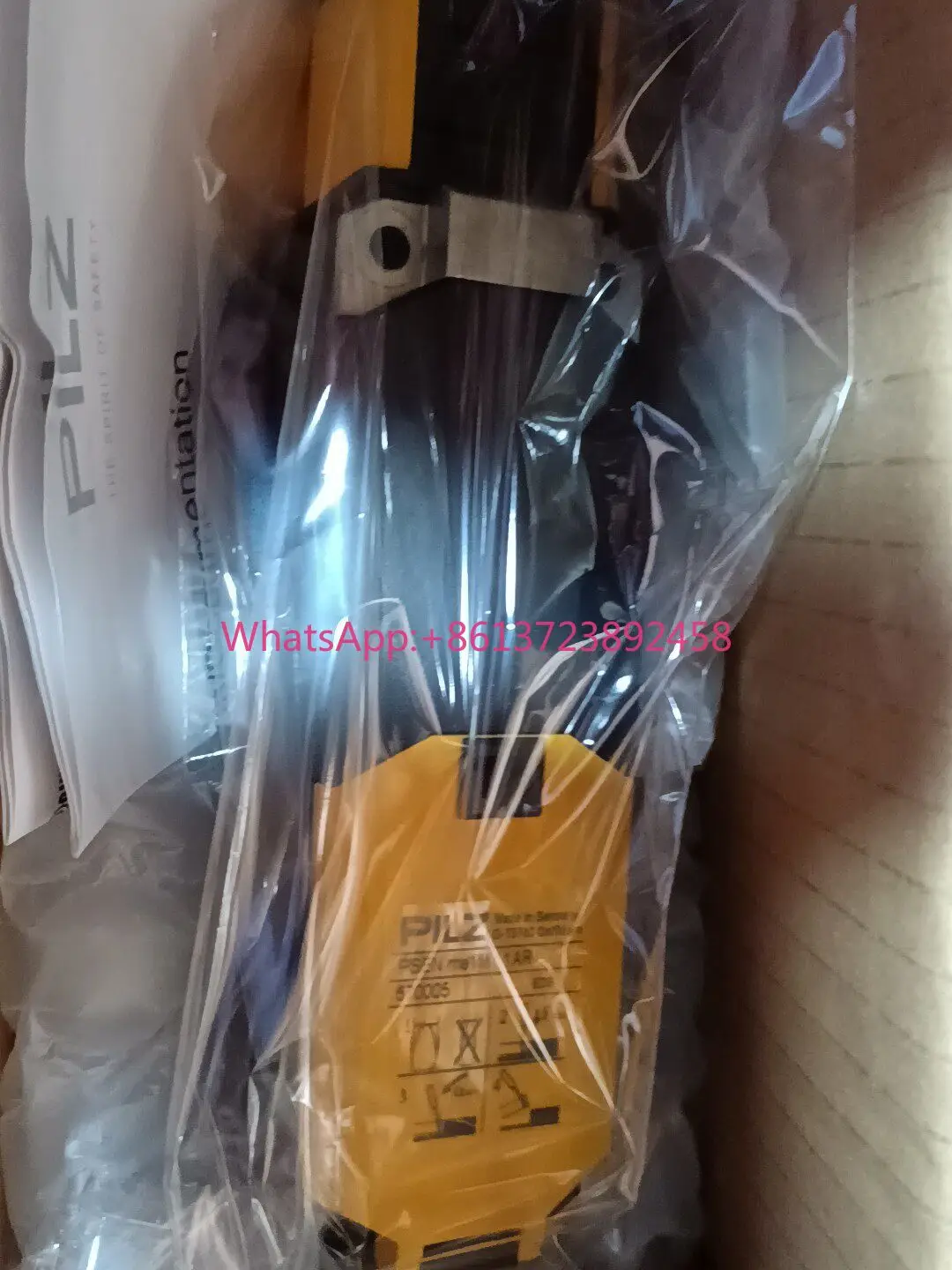 570005 Pilz safety door switch, high quality
570005 Pilz safety door switch, high quality