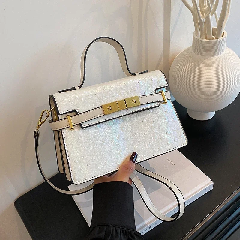 Simple Classic Leather Tote Bag With Minimalist Design Solid Color And Large Capacity For Women Casual Commuter Use
Simple Classic Leather Tote Bag With Minimalist Design Solid Color And Large Capacity For Women Casual Commuter Use