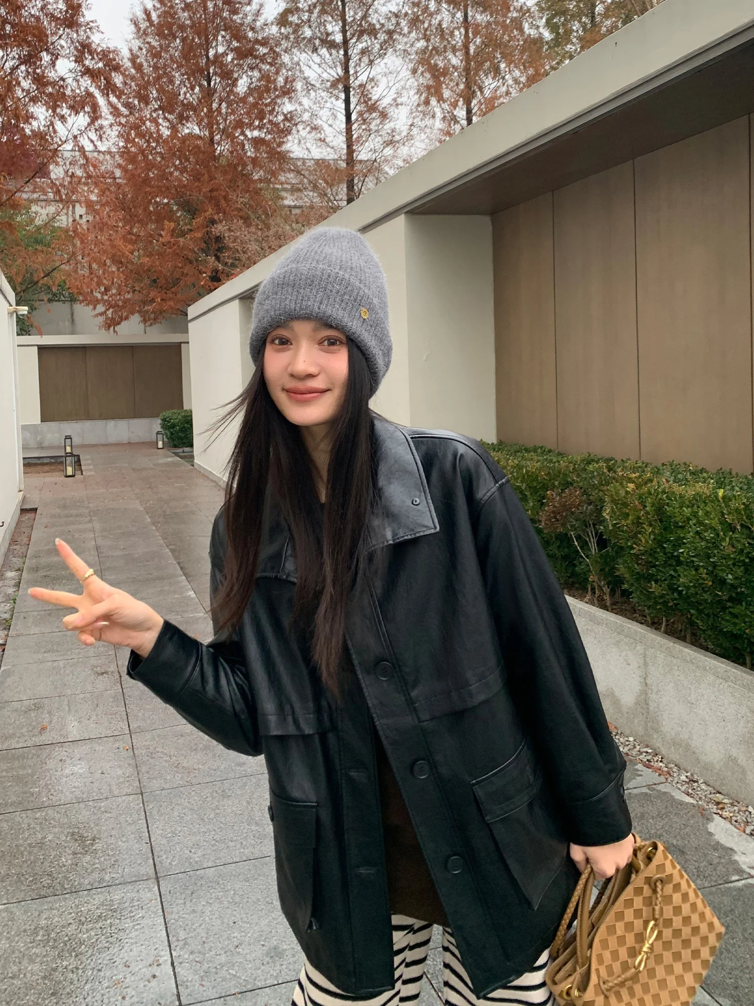 Pusumede Women's Loose Leather Jaet Coat Stand Collar Retro Lapel High-End Silhouette Windbreaker Long Sve Winter Faion
Pusumede Women's Loose Leather Jaet Coat Stand Collar Retro Lapel High-End Silhouette Windbreaker Long Sve Winter Faion