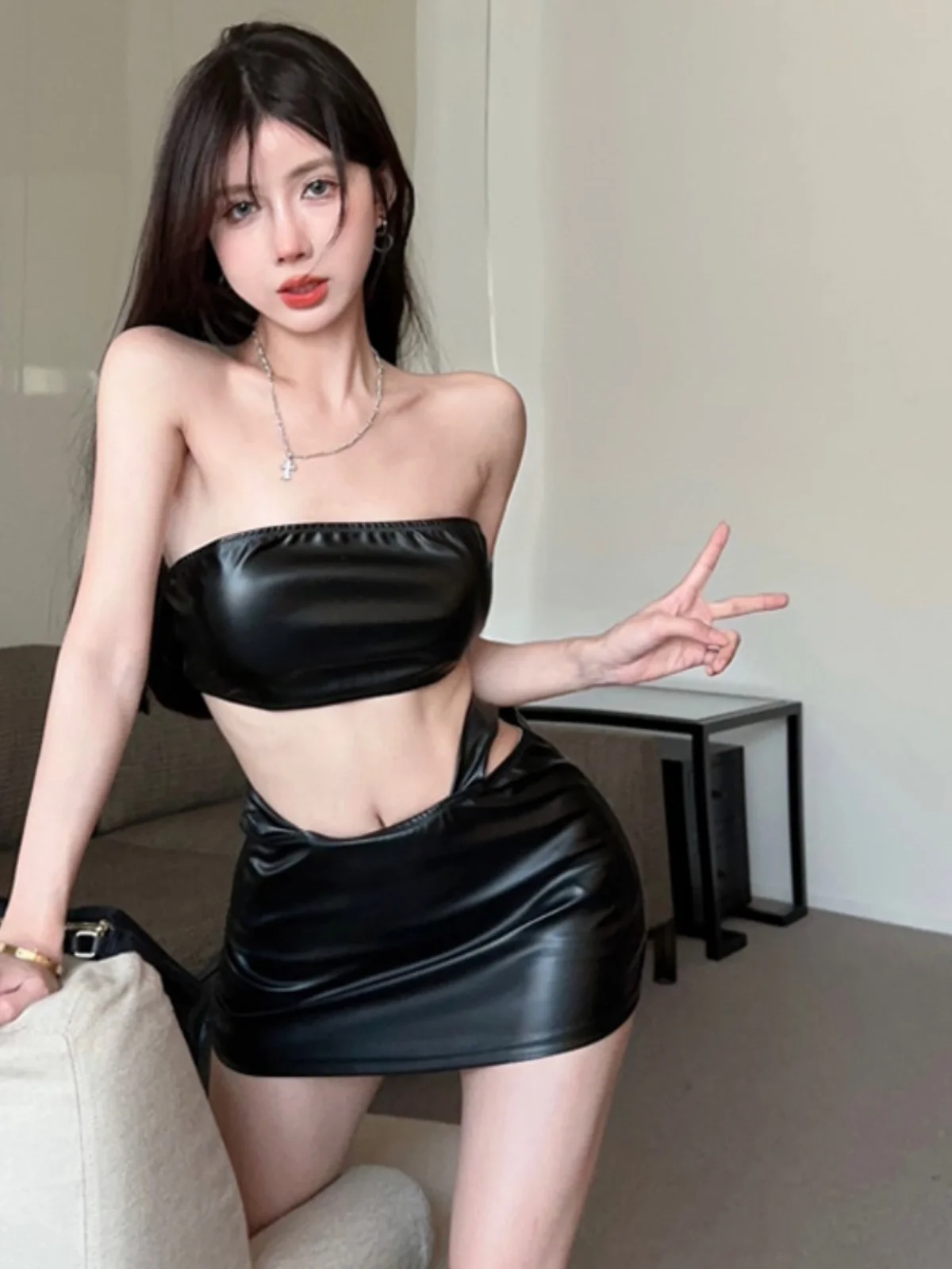 Pure Desire Сексуальный комплект из искусственной кожи с запахом на груди и юбки ort Модный дизайн с вырезом Age Defng ort Юбка Ensemble
Pure Desire Сексуальный комплект из искусственной кожи с запахом на груди и юбки ort Модный дизайн с вырезом Age Defng ort Юбка Ensemble