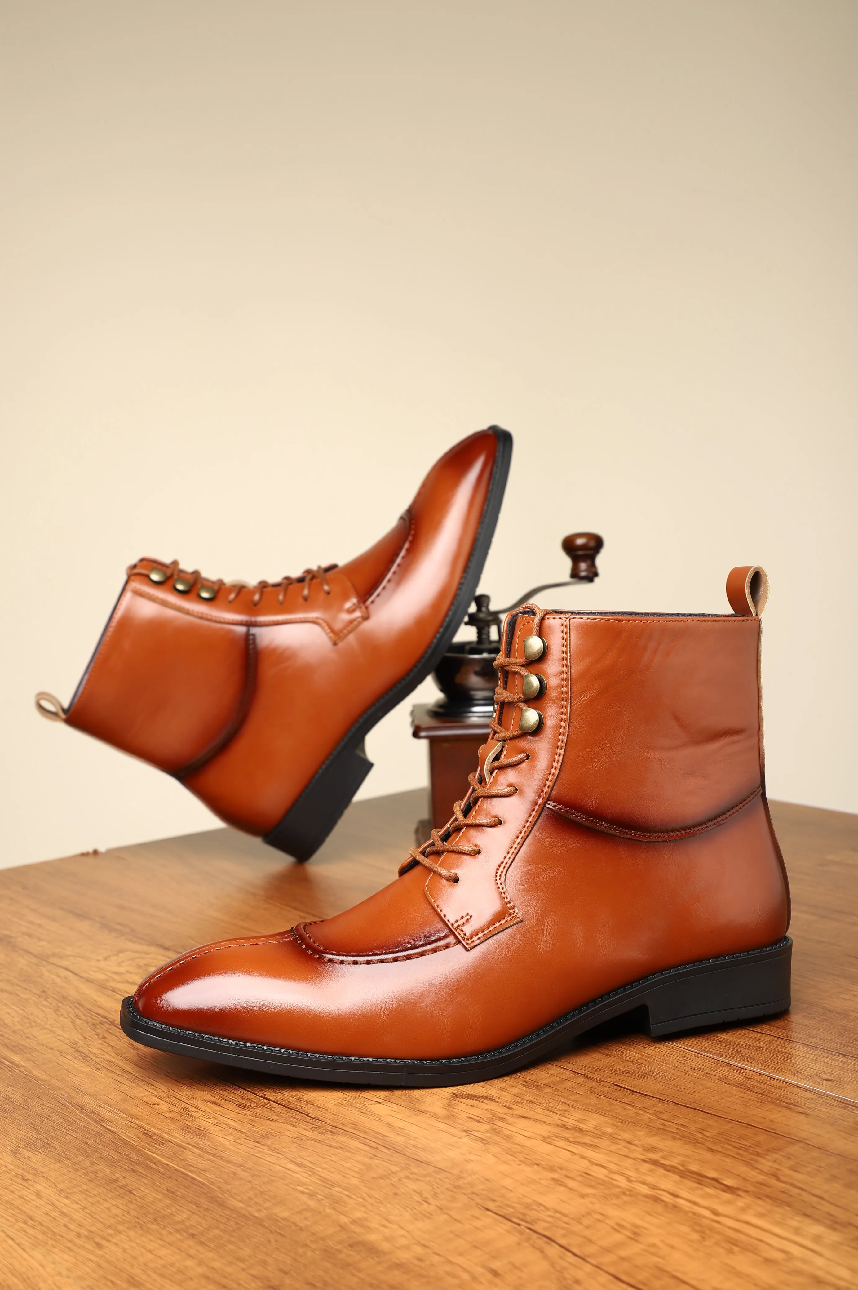 Luxury Vintage British Men's Full-Grain Leather Boots Burnished Finish High-Top Formal Dress Boots
Luxury Vintage British Men's Full-Grain Leather Boots Burnished Finish High-Top Formal Dress Boots