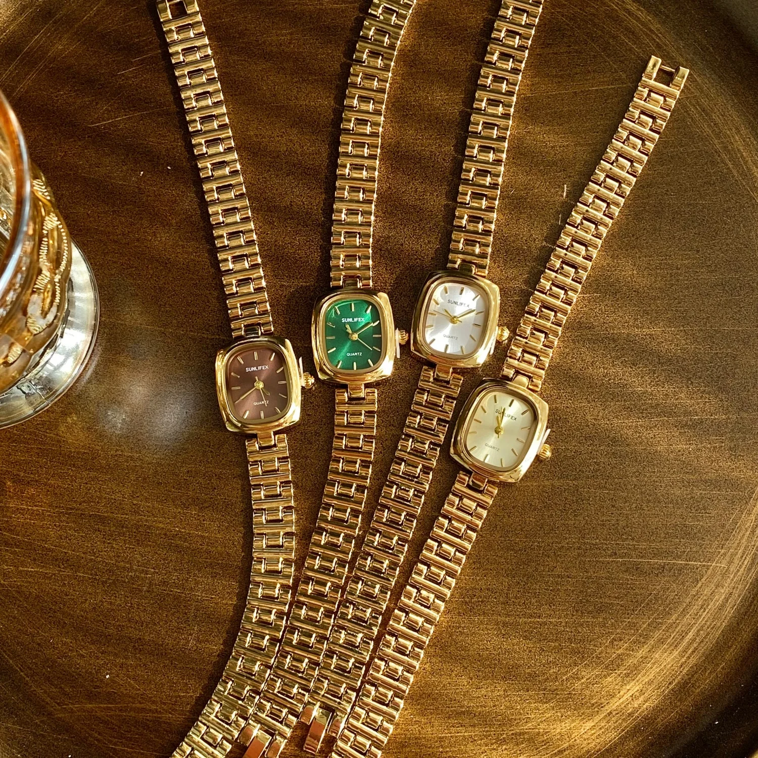 SUNLIFEX Ретро-часы премиум-класса с золотым корпусом, маленьким циферблатом, женские модные кварцевые часы, наручные часы для женщин, zegarek damski
SUNLIFEX Ретро-часы премиум-класса с золотым корпусом, маленьким циферблатом, женские модные кварцевые часы, наручные часы для женщин, zegarek damski