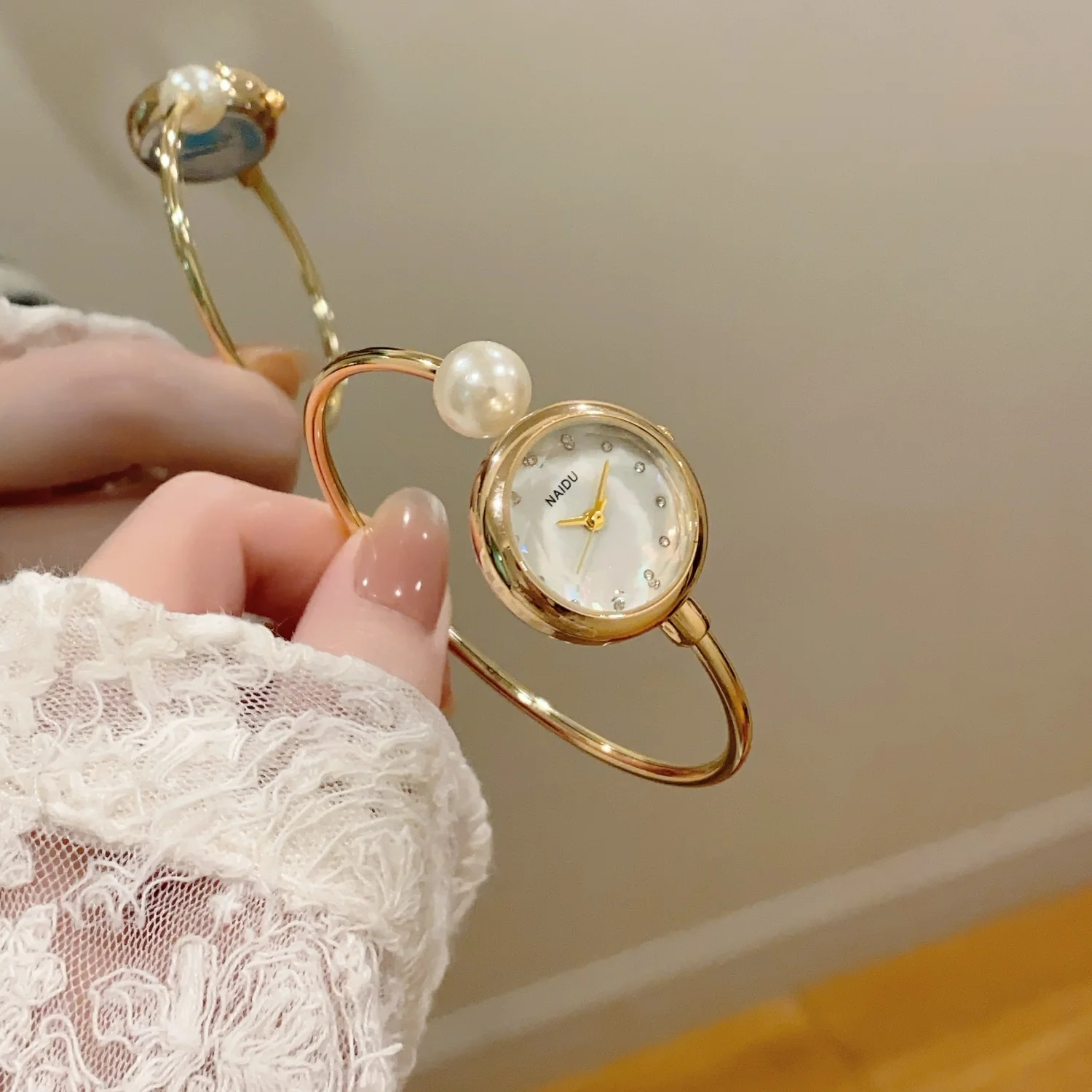  Elegant Pearl Bangle Bracelet Strap Watch For Ladies Fashion Diamond Dial Women Quartz Wristwatch Girls Clock Reloj Mujer
Elegant Pearl Bangle Bracelet Strap Watch For Ladies Fashion Diamond Dial Women Quartz Wristwatch Girls Clock Reloj Mujer