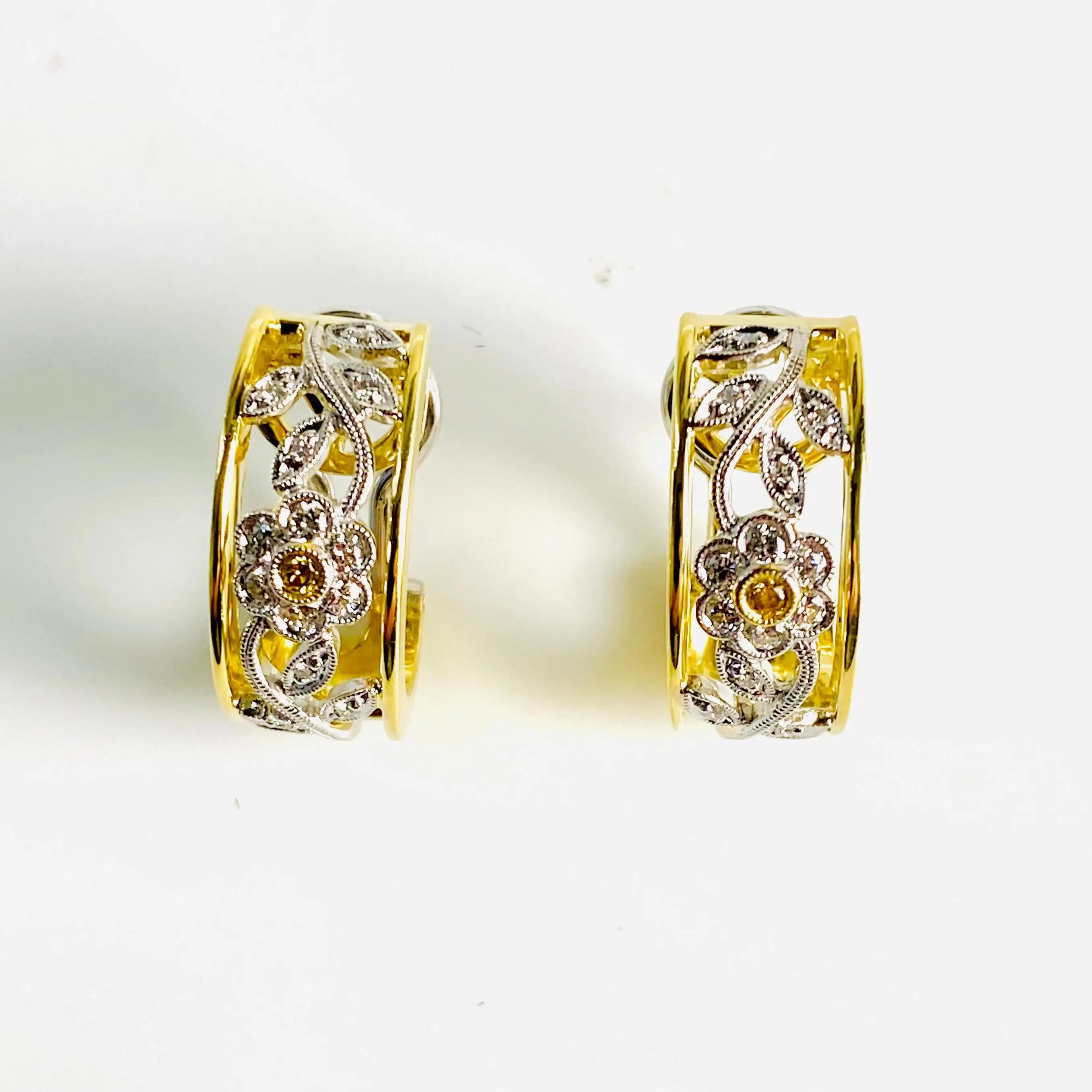 Retro Floral Earrings for Women Fashionable Sparkling Artificial Zirconia Jewelry Ear Jewelry Gift Suitable for Daily Wear
Retro Floral Earrings for Women Fashionable Sparkling Artificial Zirconia Jewelry Ear Jewelry Gift Suitable for Daily Wear