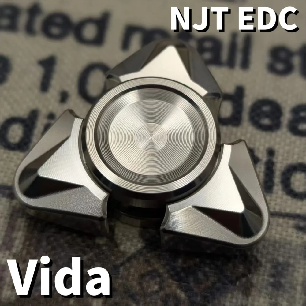 NJT EDC Vida Спиннер Металлический оригинальный дизайн Гаджеты для облегчения тревоги Игрушки-непоседа для взрослых Трехлезвийный Спиннер
NJT EDC Vida Спиннер Металлический оригинальный дизайн Гаджеты для облегчения тревоги Игрушки-непоседа для взрослых Трехлезвийный Спиннер