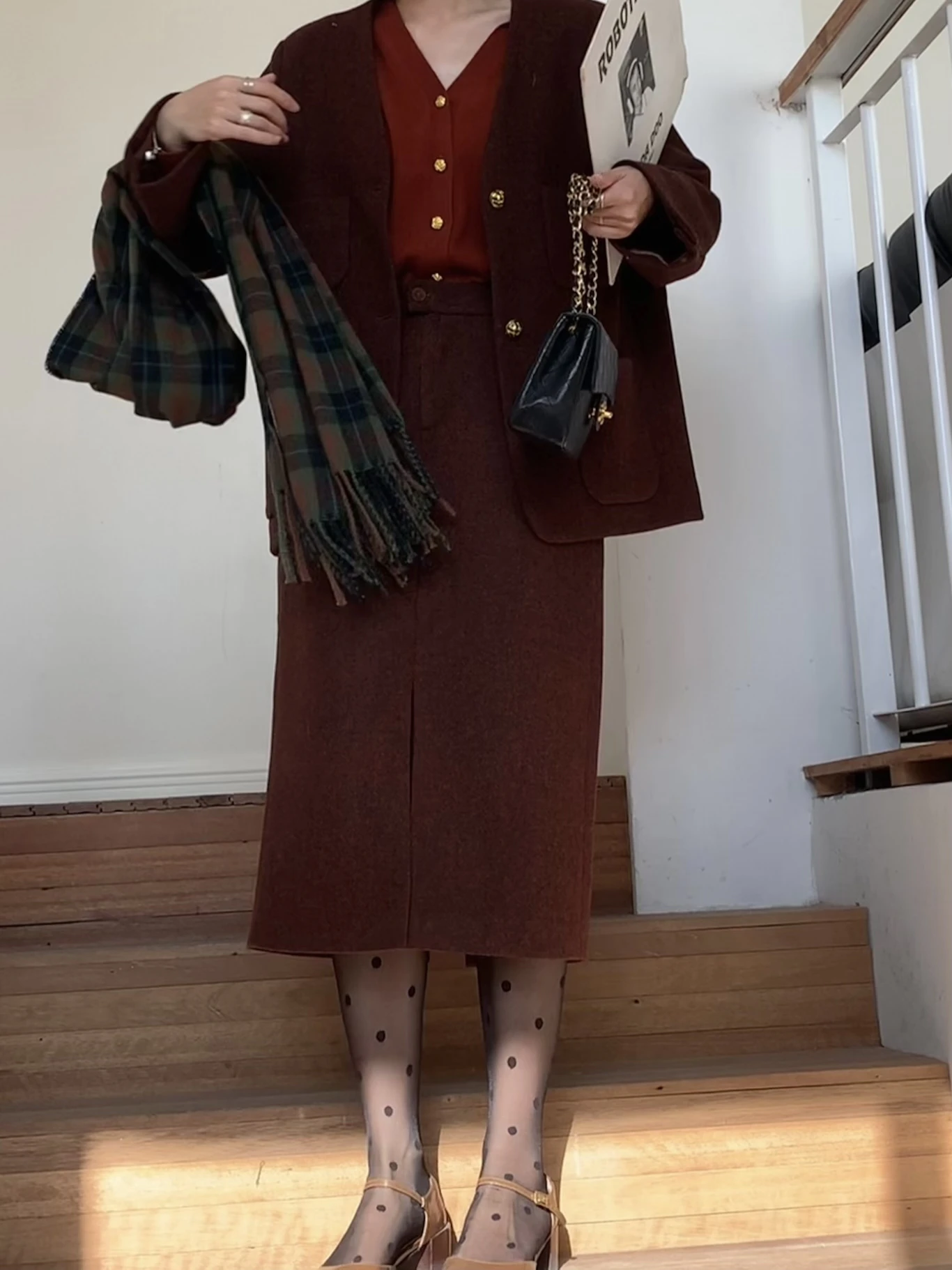 Современный ретро-костюм из 100% чистой шерсти для женщин: без воротника, юбка, модный, для повседневной носки, на одной пуговице, длинный рукав
Современный ретро-костюм из 100% чистой шерсти для женщин: без воротника, юбка, модный, для повседневной носки, на одной пуговице, длинный рукав