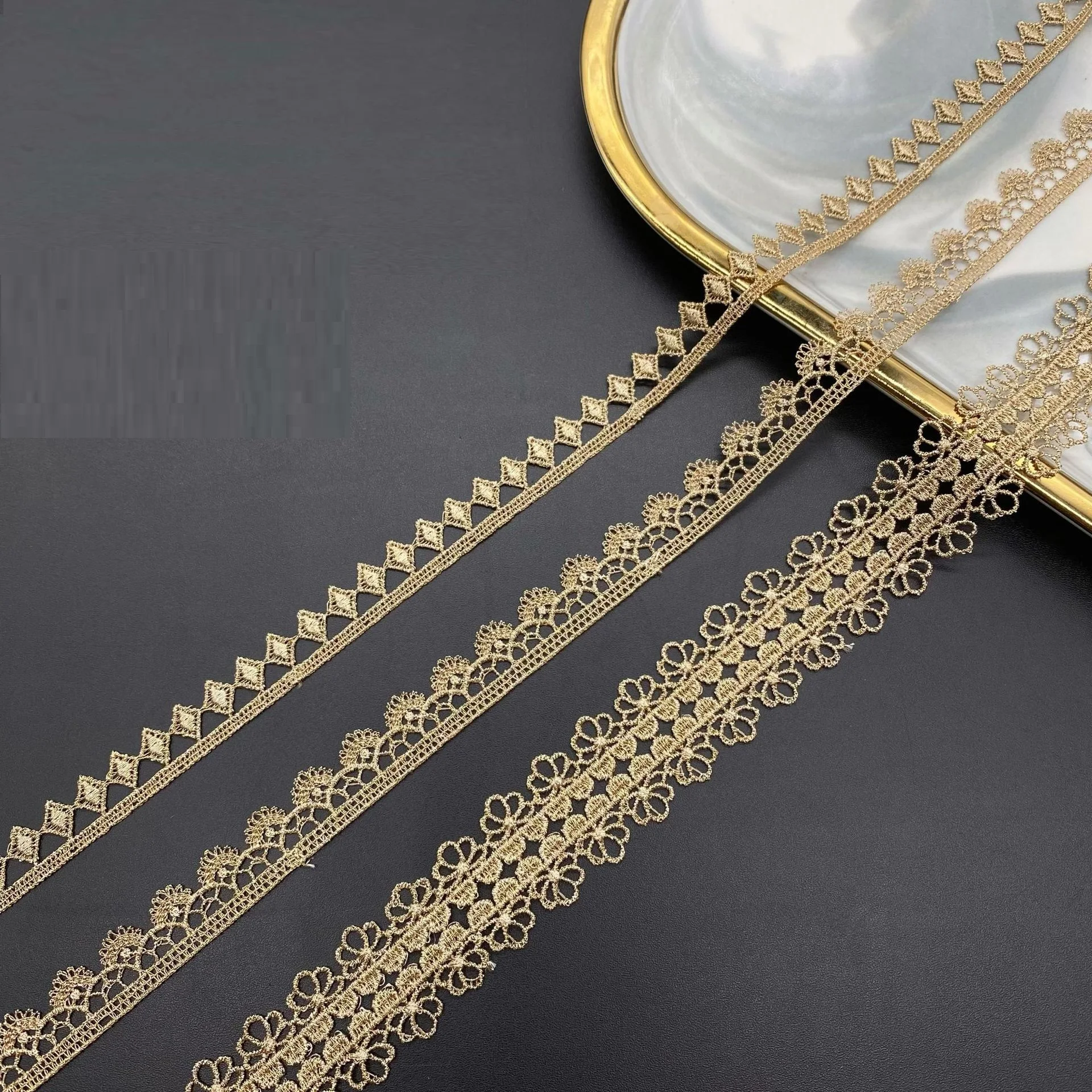 5 Yards DIY gold lace accessories for dress cuffs, single-sided diamond-shaped lace with barcode gold thread lace
5 Yards DIY gold lace accessories for dress cuffs, single-sided diamond-shaped lace with barcode gold thread lace