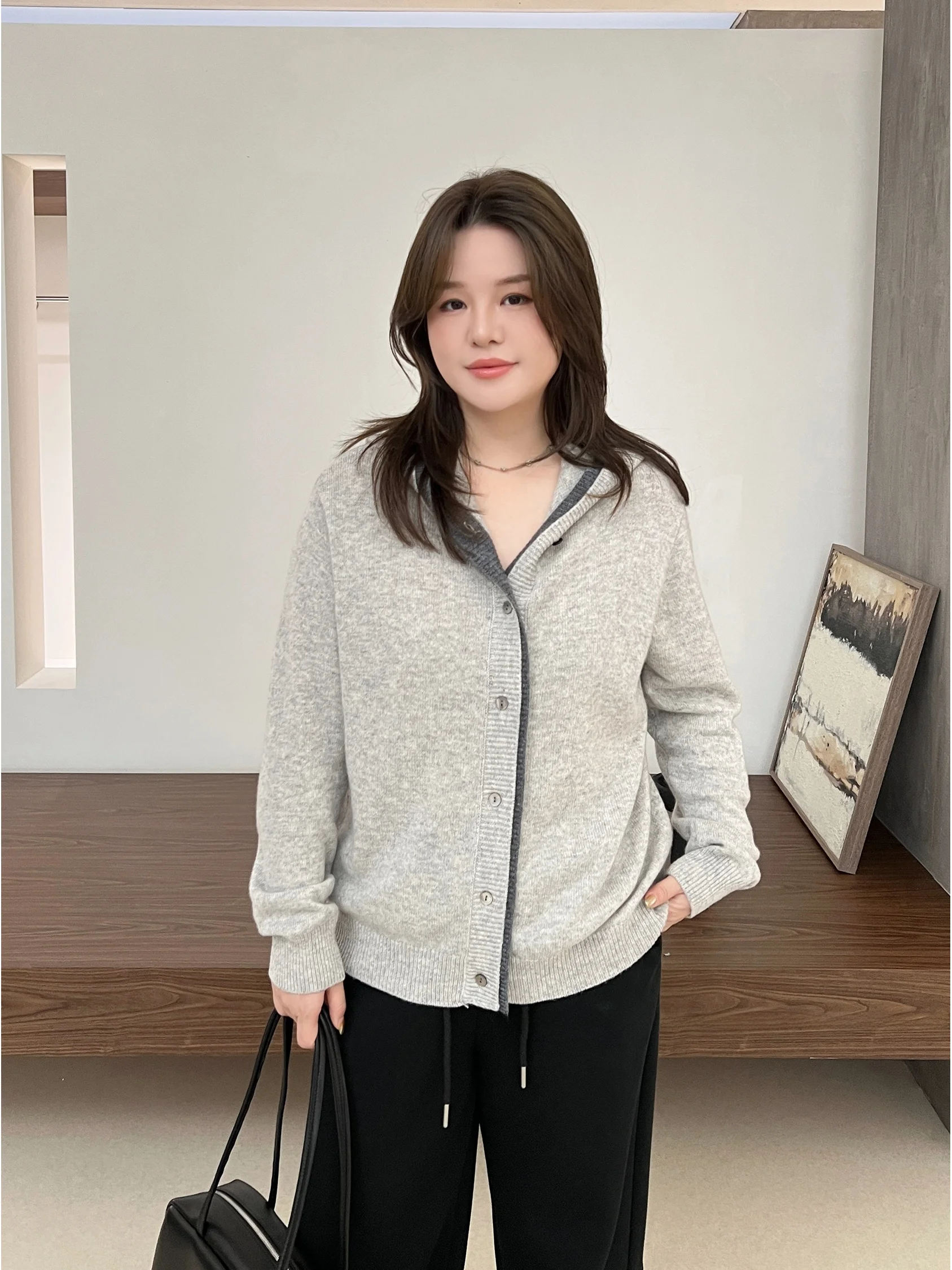 Женский свободный свитер с капюшоном на пуговицах из 100% австралийской шерсти JiJi Private Label, длинный рукав, цветной, зимний, модный
Женский свободный свитер с капюшоном на пуговицах из 100% австралийской шерсти JiJi Private Label, длинный рукав, цветной, зимний, модный