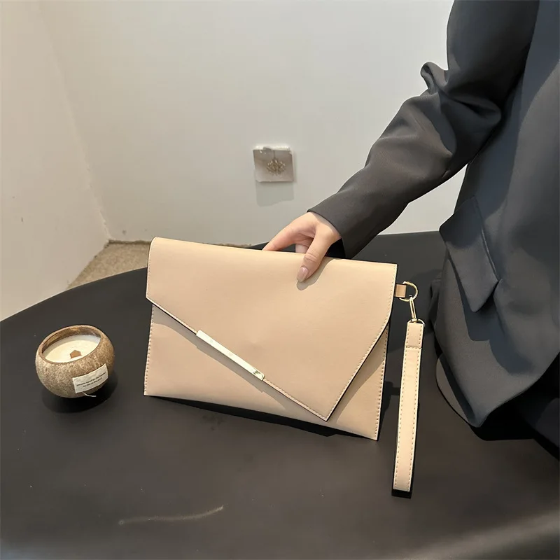 Simple Fashionable 2024 Autumn And Winter New Trend Women's Handbag Envelope Small Square Bag
Simple Fashionable 2024 Autumn And Winter New Trend Women's Handbag Envelope Small Square Bag