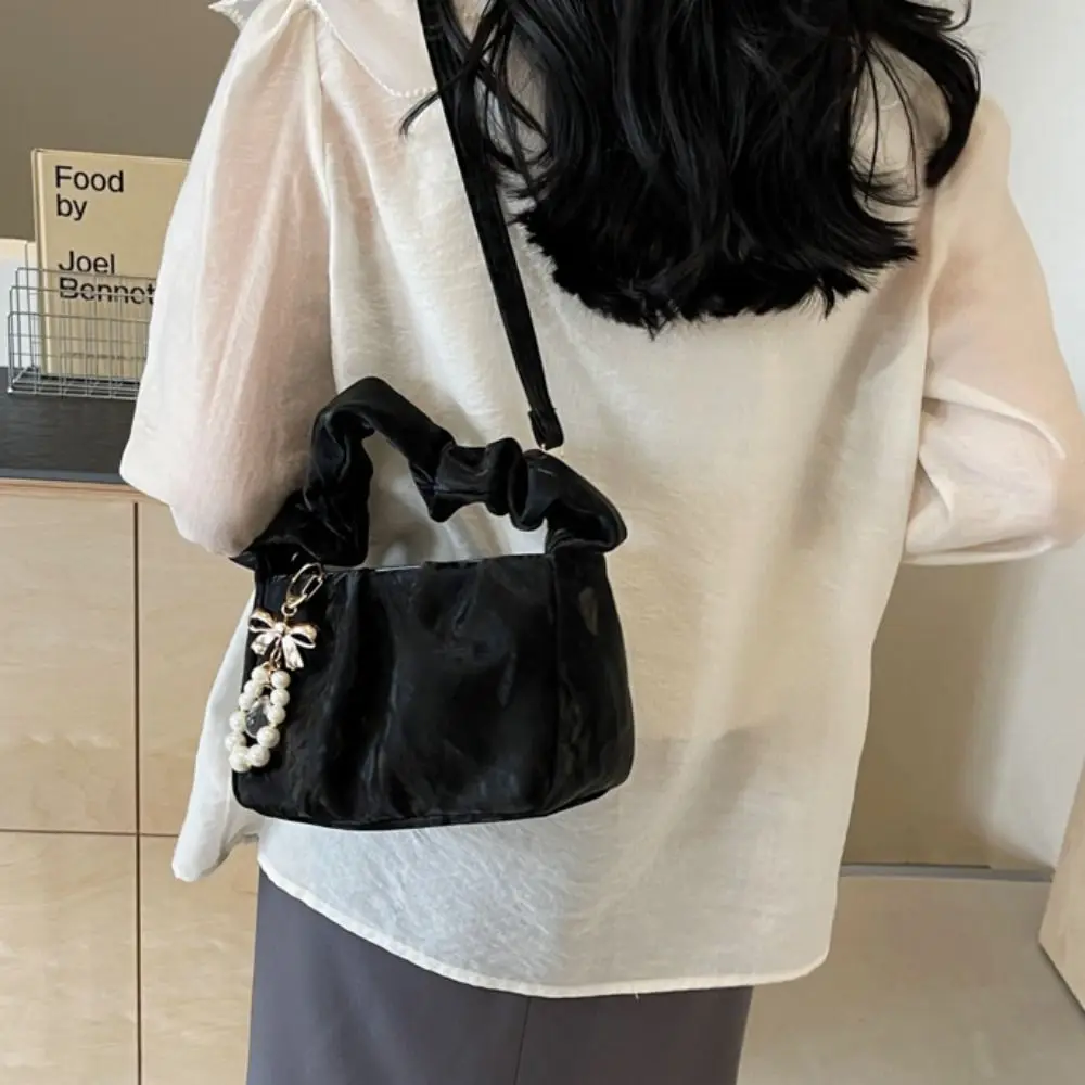 Portable Pearl Pendant Sweet Crossbody Bag Pleated Storage Bag Chinese Style Handbag Solid Color Luxury Shoulder Bag Shopping
Portable Pearl Pendant Sweet Crossbody Bag Pleated Storage Bag Chinese Style Handbag Solid Color Luxury Shoulder Bag Shopping