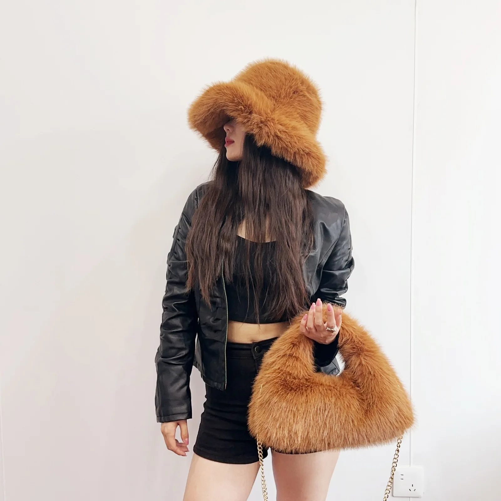 Fluffy Fox Fur Bucket Hat and Bags for Woman Matching Set Faux Furry Purse Ladies 2025 Winter Fashion Handbags Luxury Designer
Fluffy Fox Fur Bucket Hat and Bags for Woman Matching Set Faux Furry Purse Ladies 2025 Winter Fashion Handbags Luxury Designer
