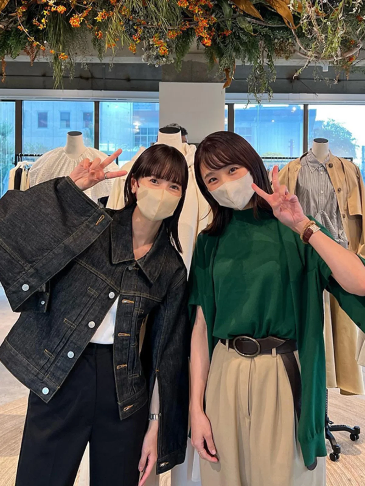 Classic Slim Fit Black Denim Jacket Short Style Women's Fashion Spring Ins Retro Design Cotton 100% Button Closure Coat
Classic Slim Fit Black Denim Jacket Short Style Women's Fashion Spring Ins Retro Design Cotton 100% Button Closure Coat