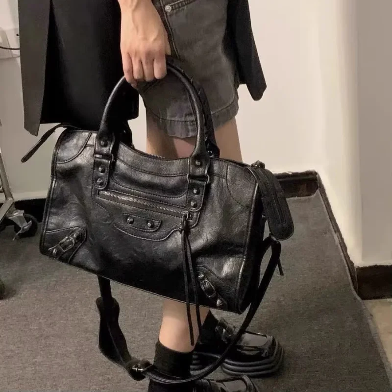 Street Style Rivet Tote Bag Large Capacity Single Shoulder Bag Crossbody Bag Retro Motorcycle Handbag Fashionable Streetwear
Street Style Rivet Tote Bag Large Capacity Single Shoulder Bag Crossbody Bag Retro Motorcycle Handbag Fashionable Streetwear