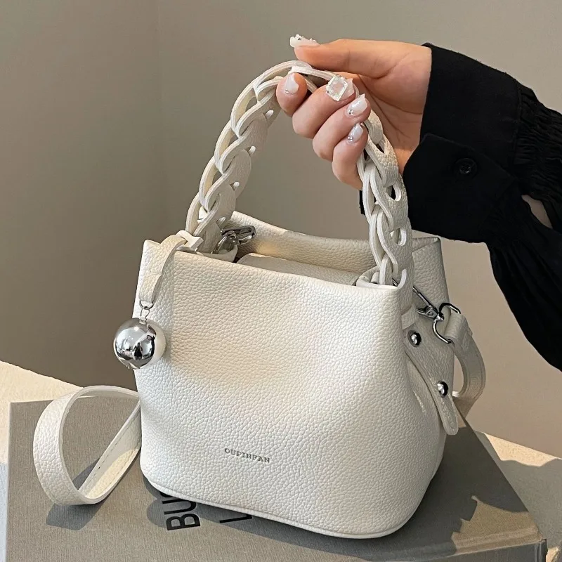 Elegant Woven Bucket Handbag – 2026 New Korean-Style Soft Leather Shoulder and Crossbody Bag with Large Capacity
Elegant Woven Bucket Handbag – 2026 New Korean-Style Soft Leather Shoulder and Crossbody Bag with Large Capacity