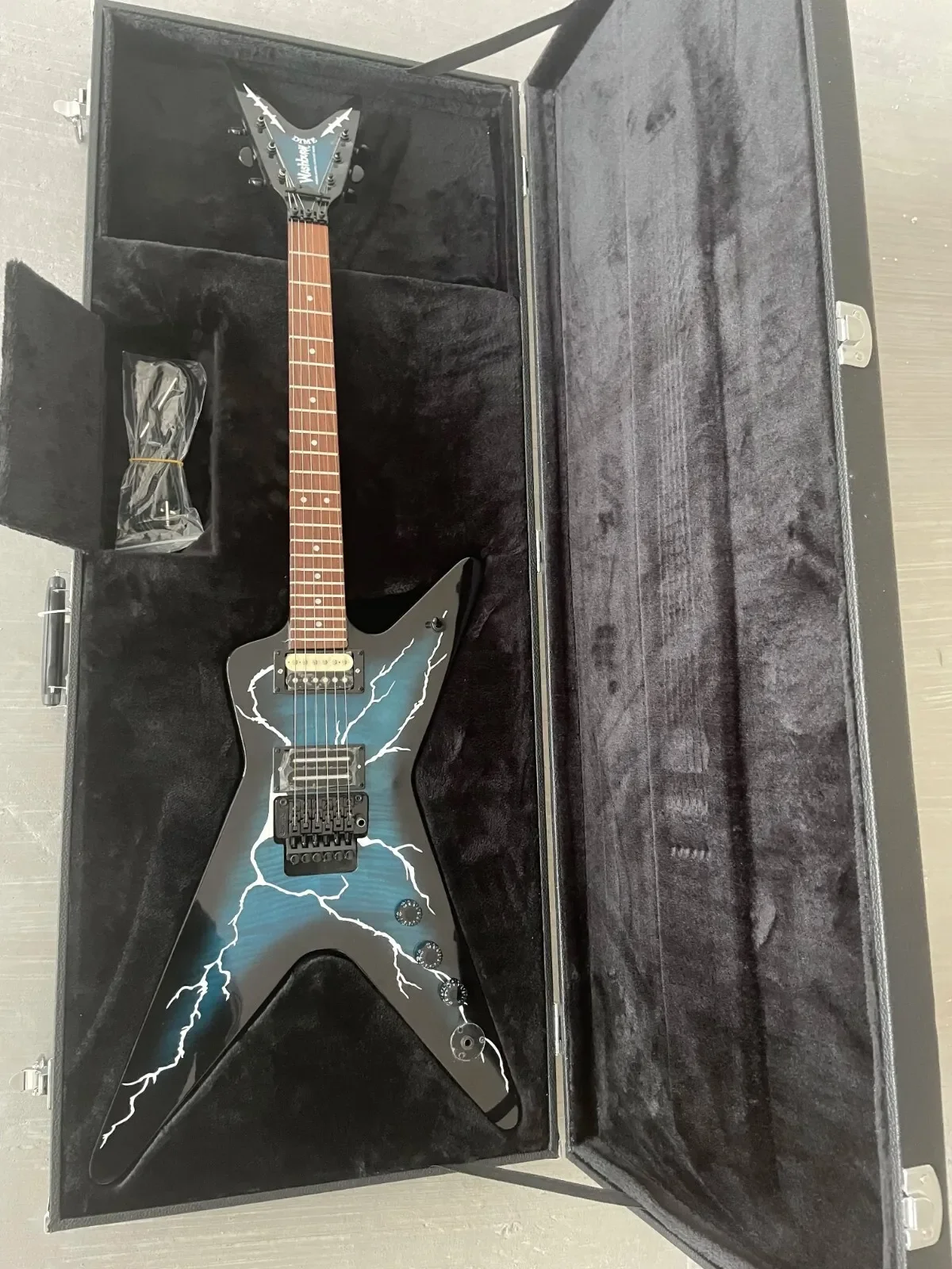 6-string electric guitar, tiger patterned surface, colorful shell inlay, tremolo system, black accessories, seller to bear trans
6-string electric guitar, tiger patterned surface, colorful shell inlay, tremolo system, black accessories, seller to bear trans