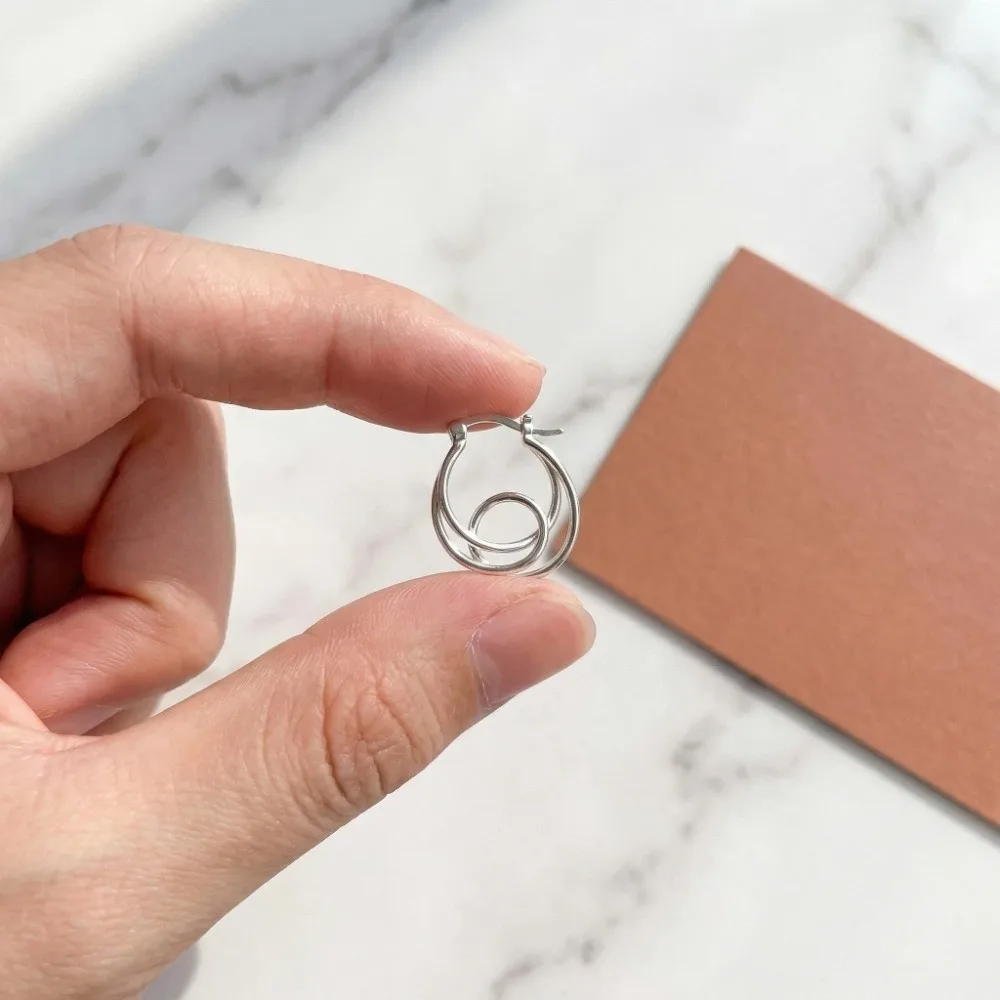 Fashionable Simple Hoop Earrings Double Layer Minimalist Irregular Earrings Light Luxury Personality Earrings Party
Fashionable Simple Hoop Earrings Double Layer Minimalist Irregular Earrings Light Luxury Personality Earrings Party