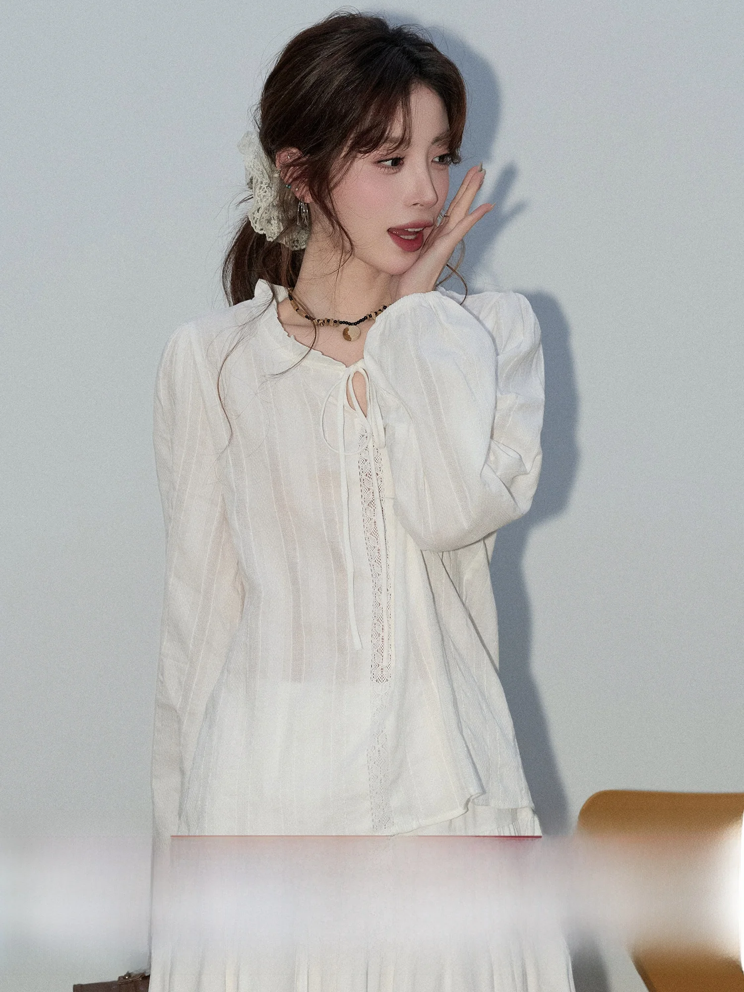 Белая кружевная блузка с поясом для женщин, новинка весенней коллекции, с длинным рукавом, нежная, маленького размера, удобная, дышащая, свободного кроя
Белая кружевная блузка с поясом для женщин, новинка весенней коллекции, с длинным рукавом, нежная, маленького размера, удобная, дышащая, свободного кроя