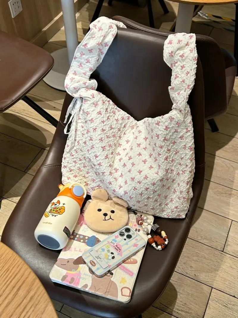 Xiuya Elegant Shoulder Bag for Women Cute Bow Print Pleated Fashion Tote Bag Aesthetic Korean Style Casual Floral Ladies Handbag
Xiuya Elegant Shoulder Bag for Women Cute Bow Print Pleated Fashion Tote Bag Aesthetic Korean Style Casual Floral Ladies Handbag