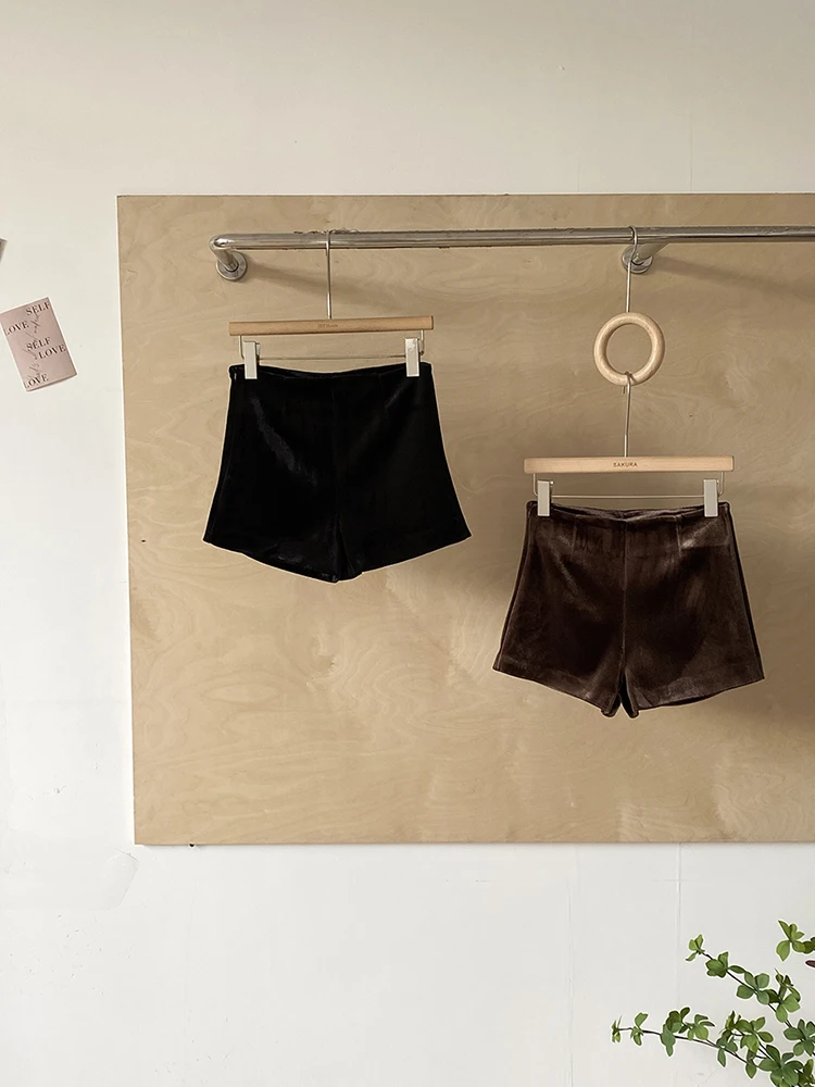 2025 Autumn New Korean Version Fashion Solid Color Velvet Shorts Women High Waist Slim Versatile A-line Wide Leg Shorts
2025 Autumn New Korean Version Fashion Solid Color Velvet Shorts Women High Waist Slim Versatile A-line Wide Leg Shorts