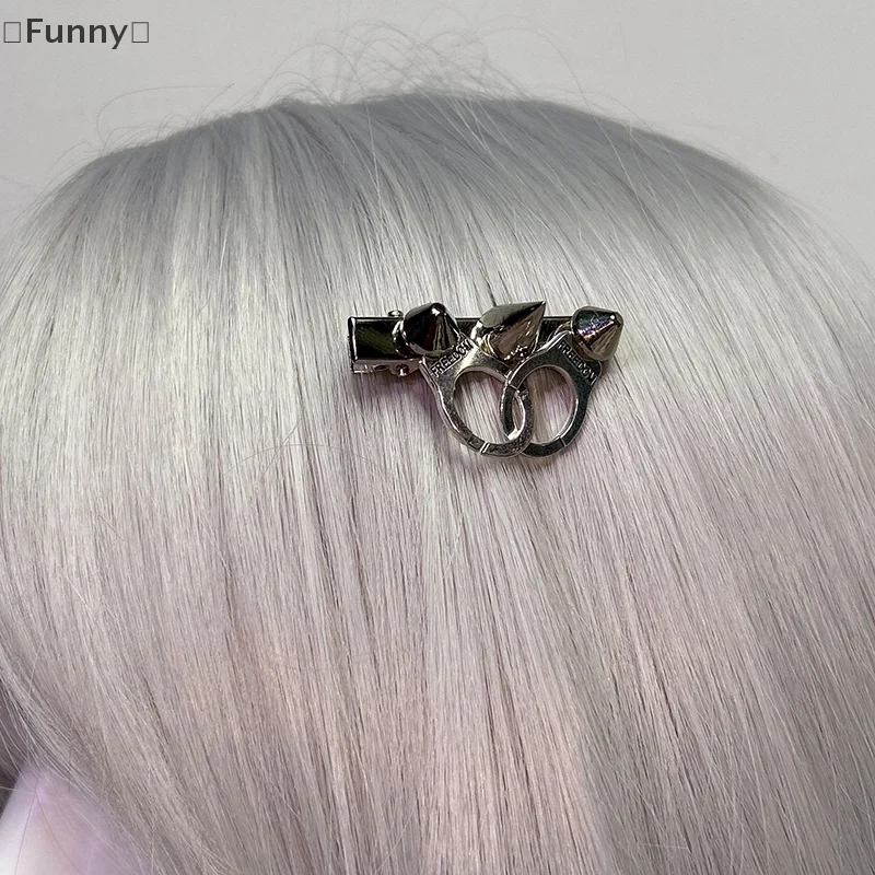 〔Funny〕Creative Y2k Punk Handcuffs Rivet Hair Clip Hair Accessories Hairpin Student Accessories Side Clip
〔Funny〕Creative Y2k Punk Handcuffs Rivet Hair Clip Hair Accessories Hairpin Student Accessories Side Clip