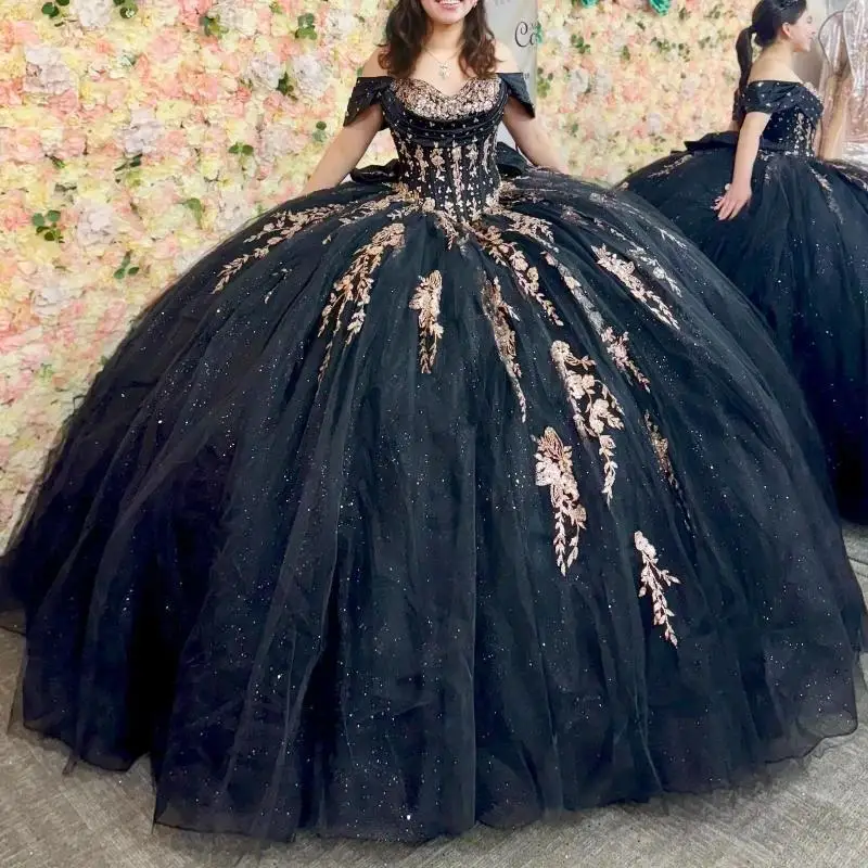 Customized Black Quinceanera Dresses Ball Gown Off The Shoulder Sequin Gold Applique Lace Beads Tull Party Birthday Sweet 16
Customized Black Quinceanera Dresses Ball Gown Off The Shoulder Sequin Gold Applique Lace Beads Tull Party Birthday Sweet 16