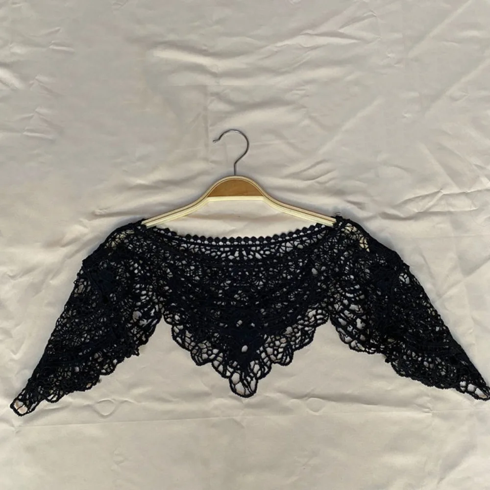 Sweet Hollow Out Lace Shawl Poncho Retro Elegant Evening Dress Shawl Mesh Exquisite Lace Neckline Shoulder Decoration
Sweet Hollow Out Lace Shawl Poncho Retro Elegant Evening Dress Shawl Mesh Exquisite Lace Neckline Shoulder Decoration