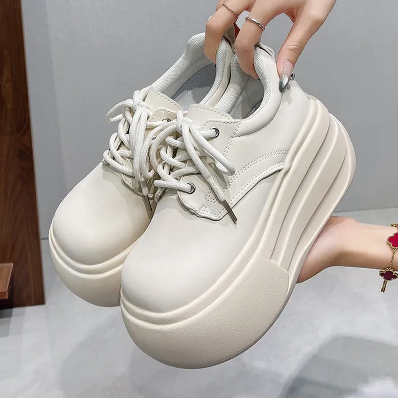 Весенне-осенние женские туфли на толстой подошве 8 см, дышащая кожа из микрофибры, вулканизированные кроссовки на плоской платформе, белые прогулочные туфли
Весенне-осенние женские туфли на толстой подошве 8 см, дышащая кожа из микрофибры, вулканизированные кроссовки на плоской платформе, белые прогулочные туфли