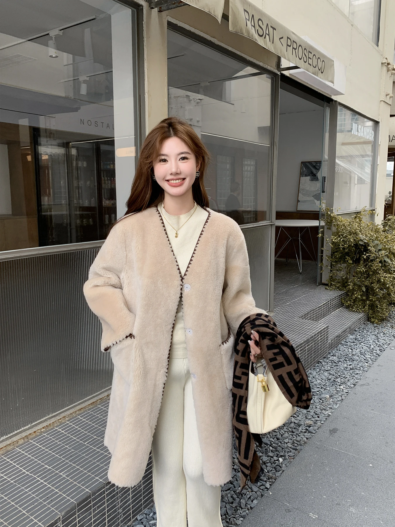 Winter New Heavy Embellied Lace eepskin Leather Coat Women's Medium Length Jaet Commute Sle round Ne Long Sve
Winter New Heavy Embellied Lace eepskin Leather Coat Women's Medium Length Jaet Commute Sle round Ne Long Sve