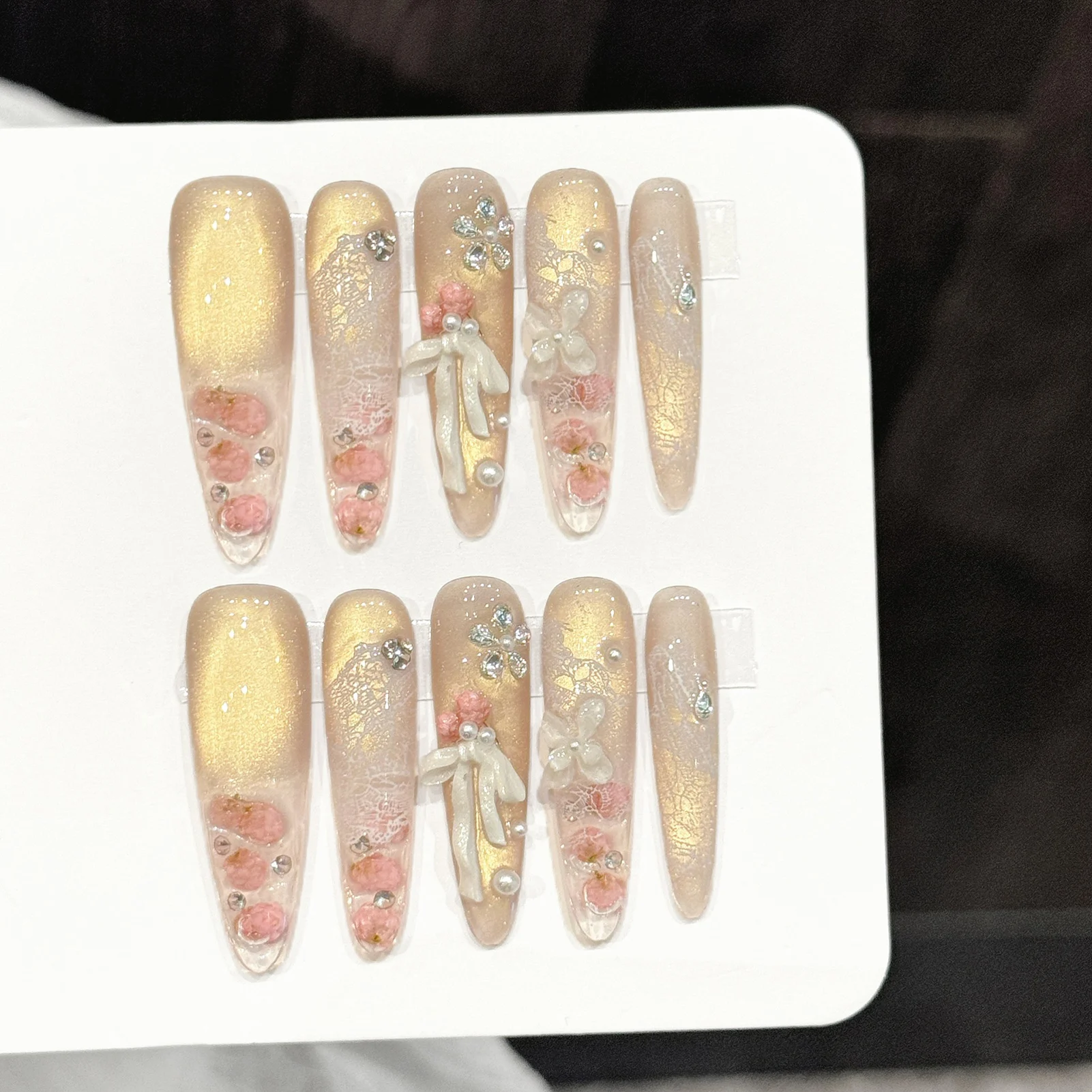 Golden Velvet Cat's Eye Handmade False Nails With 3D Flower Lace Design Elegant Almond Press On Nails Long Light Luxury Nail Art
Golden Velvet Cat's Eye Handmade False Nails With 3D Flower Lace Design Elegant Almond Press On Nails Long Light Luxury Nail Art