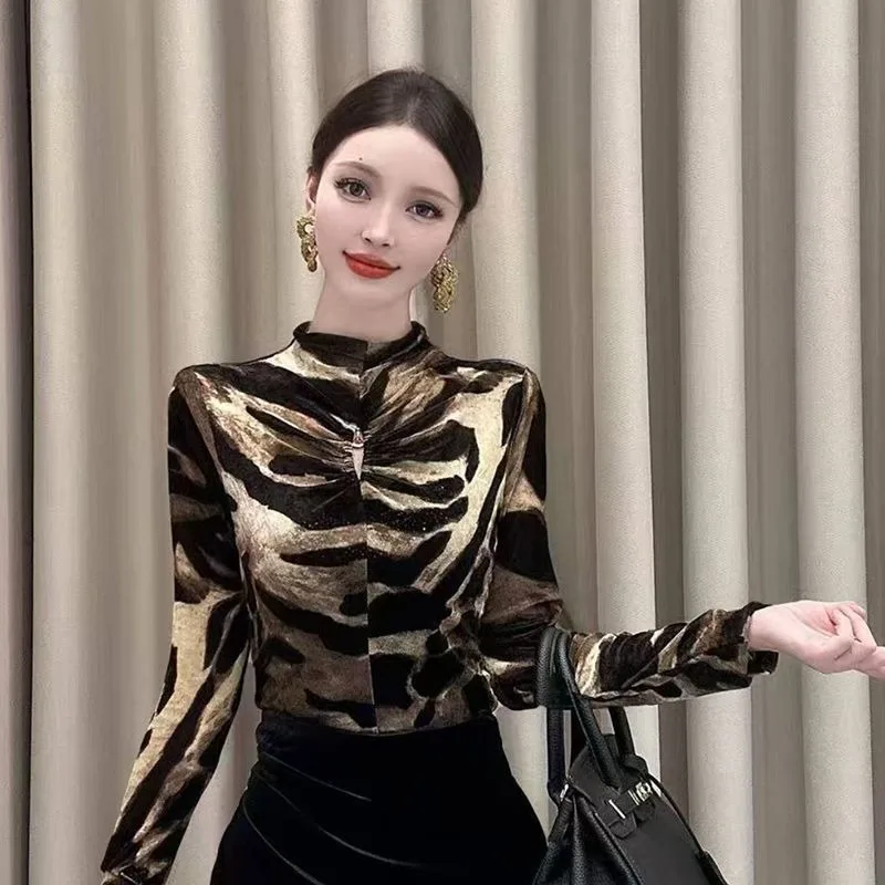 Милая и сексуальная облегающая рубашка с полой полуводолазкой и принтом, осень 2023, новый модный универсальный топ
Милая и сексуальная облегающая рубашка с полой полуводолазкой и принтом, осень 2023, новый модный универсальный топ