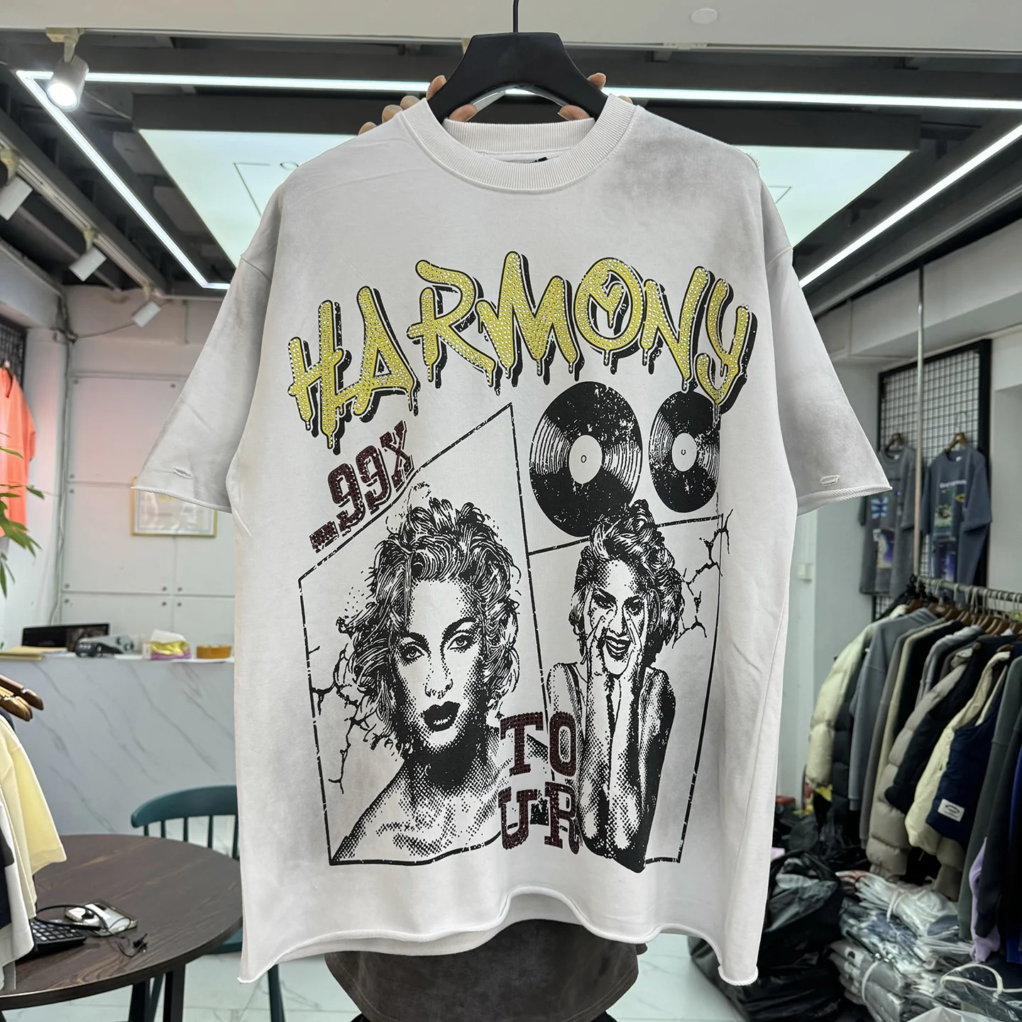 Retro American High Street Printed T-Shirt with Rhinestone Short Sleeve Unisex Worn-look Cuffed Trendy Cotton round Neck T-shirt
Retro American High Street Printed T-Shirt with Rhinestone Short Sleeve Unisex Worn-look Cuffed Trendy Cotton round Neck T-shirt