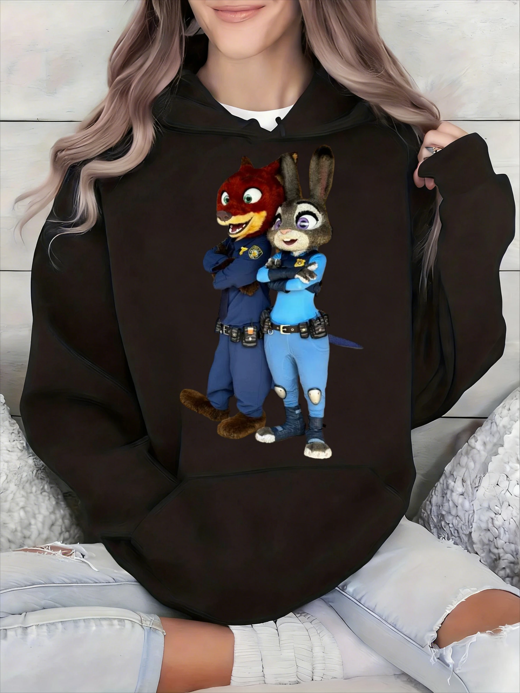 Женская черная хлопковая толстовка с капюшоном Disney Zootopia с принтом полицейских персонажей Ника Уайлда и Джуди Хоппс, повседневный свободный пуловер с длинными рукавами
Женская черная хлопковая толстовка с капюшоном Disney Zootopia с принтом полицейских персонажей Ника Уайлда и Джуди Хоппс, повседневный свободный пуловер с длинными рукавами