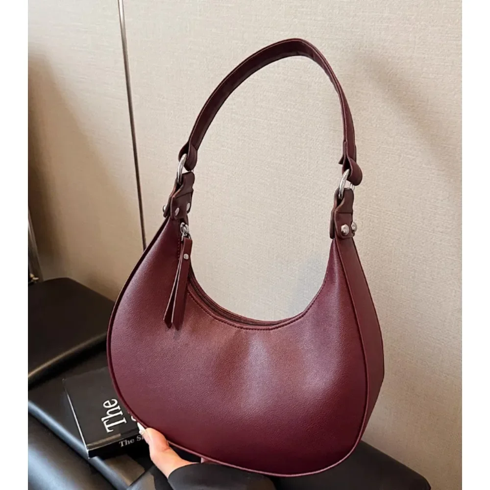 New cross-border messenger portable half-moon bag fashionable light luxury high-end sense portable large-capacity shoulder bag
New cross-border messenger portable half-moon bag fashionable light luxury high-end sense portable large-capacity shoulder bag