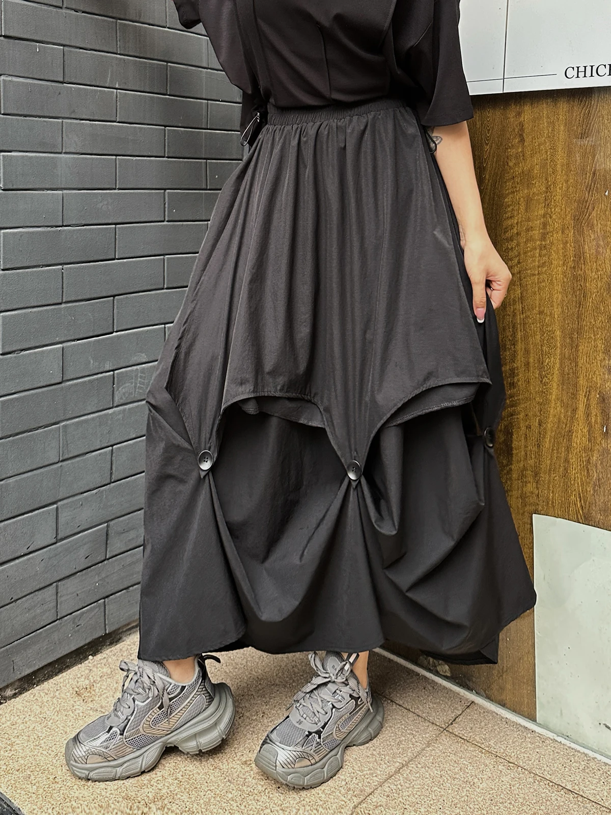 250504 High Elastic Waist Black Button Irregular Pleated A-line Half-body Skirt Women Fashion Tide New Summer
250504 High Elastic Waist Black Button Irregular Pleated A-line Half-body Skirt Women Fashion Tide New Summer