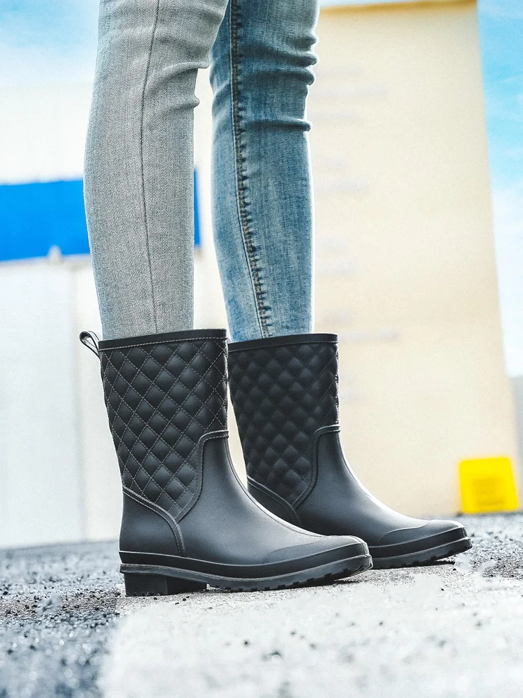 Faionable Ladies Mid-Calf Plaid Rain Boots Lightweight Waterproof Slip-On oes Anti-Slip Leather Texture PVC Material
Faionable Ladies Mid-Calf Plaid Rain Boots Lightweight Waterproof Slip-On oes Anti-Slip Leather Texture PVC Material