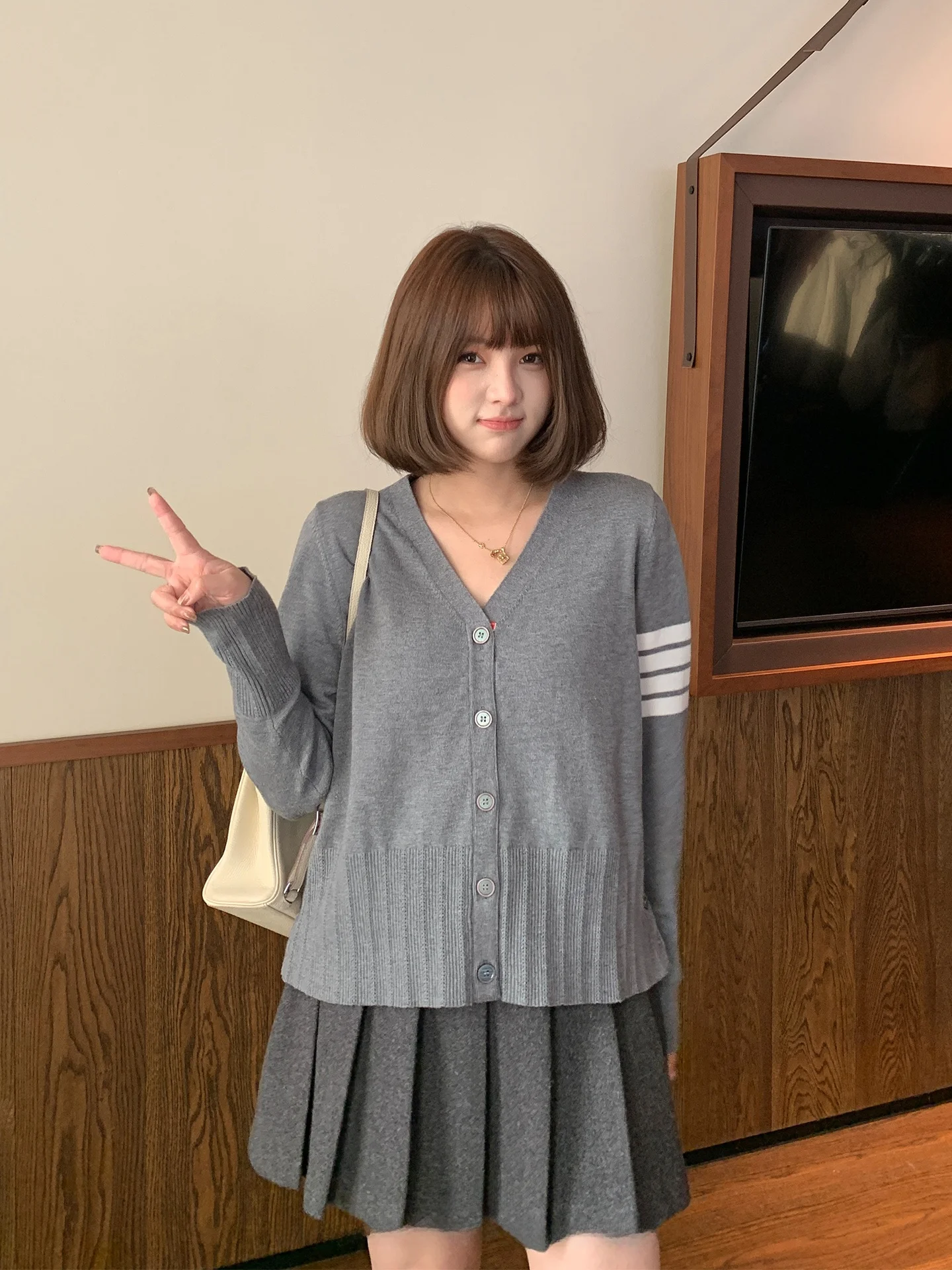 Женский вязаный кардиган больших размеров с V-образным вырезом, в полоску, с цветными блоками, зимний, свободный, стройнящий, с длинными рукавами, от Maxxi
Женский вязаный кардиган больших размеров с V-образным вырезом, в полоску, с цветными блоками, зимний, свободный, стройнящий, с длинными рукавами, от Maxxi