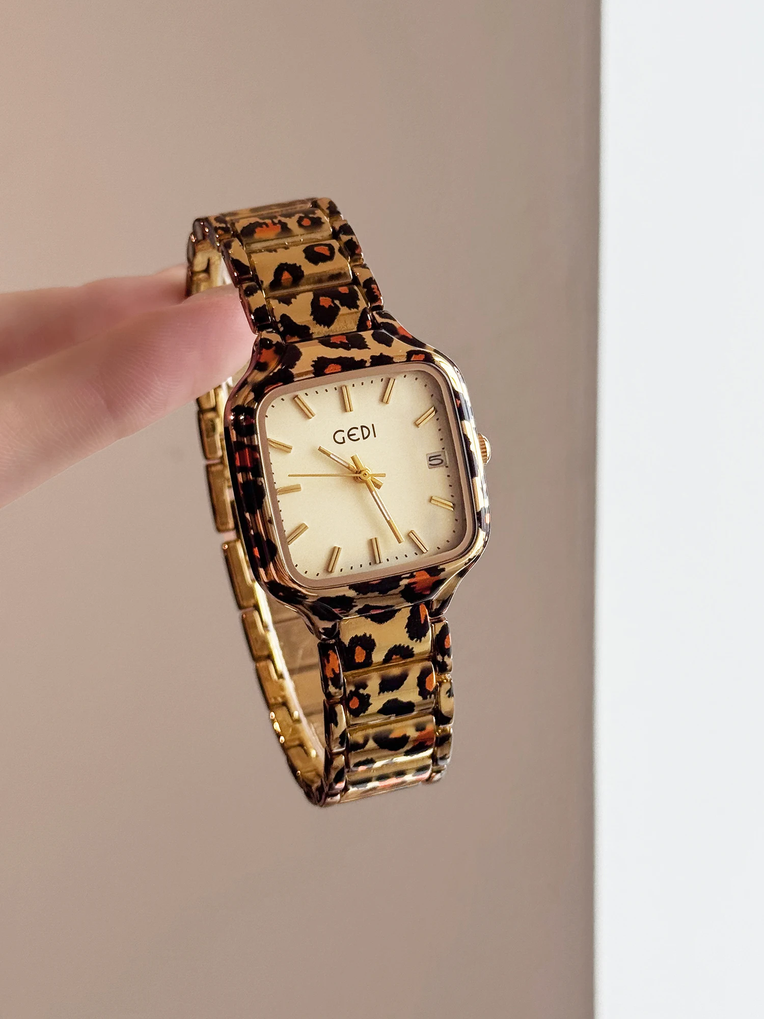 2025 Новые винтажные модные часы для женщин с леопардовым принтом, квадратный корпус, женские кварцевые наручные часы из нержавеющей стали, подарок
2025 Новые винтажные модные часы для женщин с леопардовым принтом, квадратный корпус, женские кварцевые наручные часы из нержавеющей стали, подарок