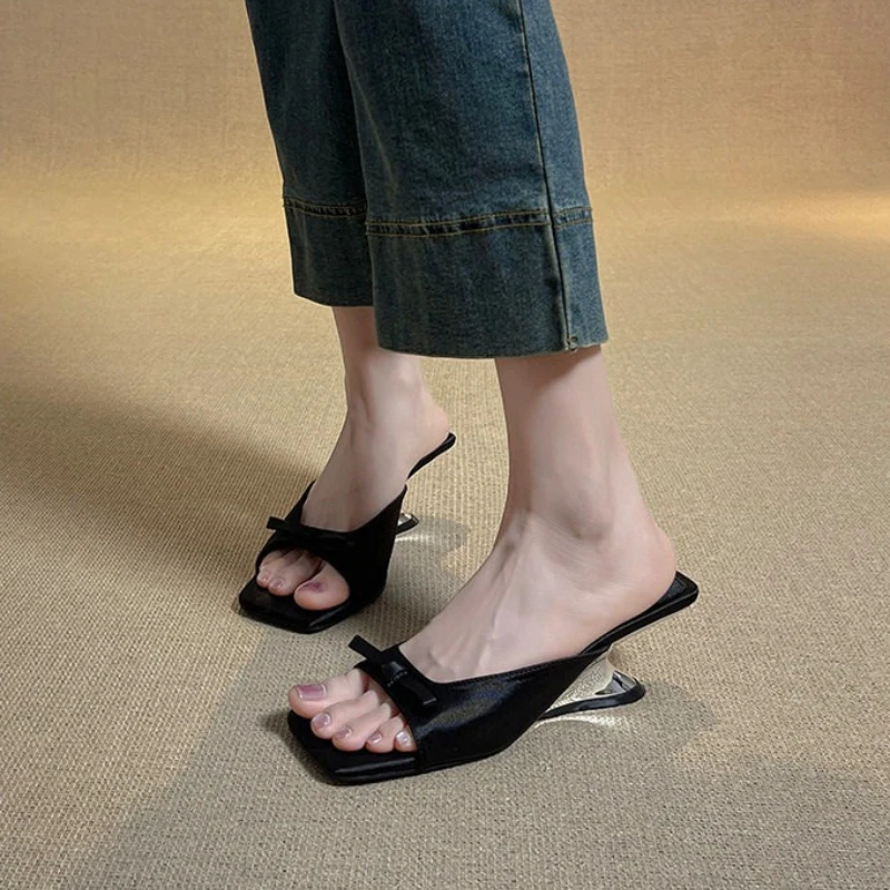 Women's New Fashion Elegant Solid Color High-heeled Slippers Summer 2026 Square Temperament Bow Decorative Non-slip Slippers.
Women's New Fashion Elegant Solid Color High-heeled Slippers Summer 2026 Square Temperament Bow Decorative Non-slip Slippers.