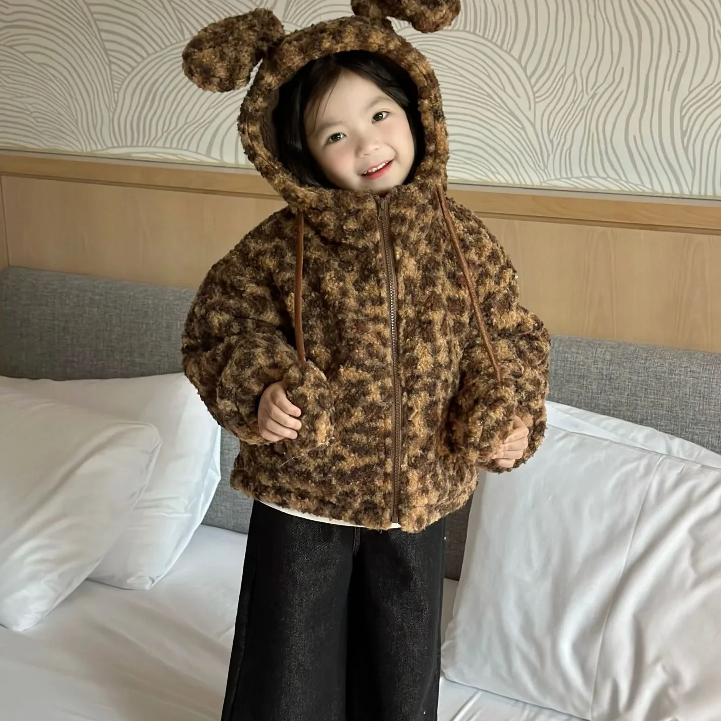 Girls Suits 2024 Autumn and Winter New Childrens Clothes Korean Baby Girl Rabbit Ears Leopard Fur Coat Thick Jeans Two-piece Set
Girls Suits 2024 Autumn and Winter New Childrens Clothes Korean Baby Girl Rabbit Ears Leopard Fur Coat Thick Jeans Two-piece Set