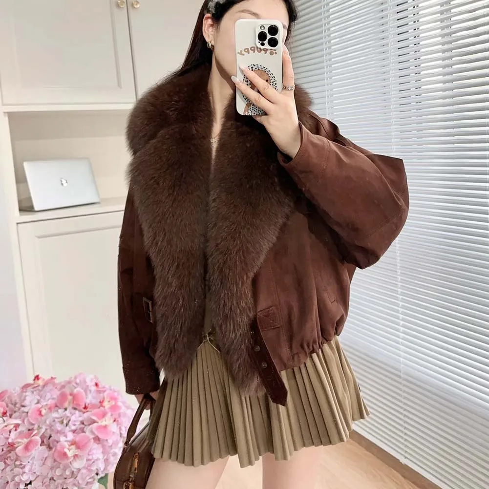 Новинка 2025 года, горячая Распродажа, зимняя куртка на гусином пуху с воротником из натурального лисьего меха, женский мотоциклетный костюм, роскошные куртки-пуховики, одежда
Новинка 2025 года, горячая Распродажа, зимняя куртка на гусином пуху с воротником из натурального лисьего меха, женский мотоциклетный костюм, роскошные куртки-пуховики, одежда