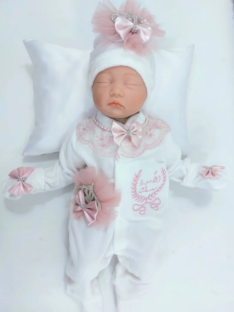 Handmade 3pcs Fuchsia Baby Romper Set 100% Cotton Newborn New Design Clothes Precious Custom Pearly Organza Luxury Baby Outfit
Handmade 3pcs Fuchsia Baby Romper Set 100% Cotton Newborn New Design Clothes Precious Custom Pearly Organza Luxury Baby Outfit