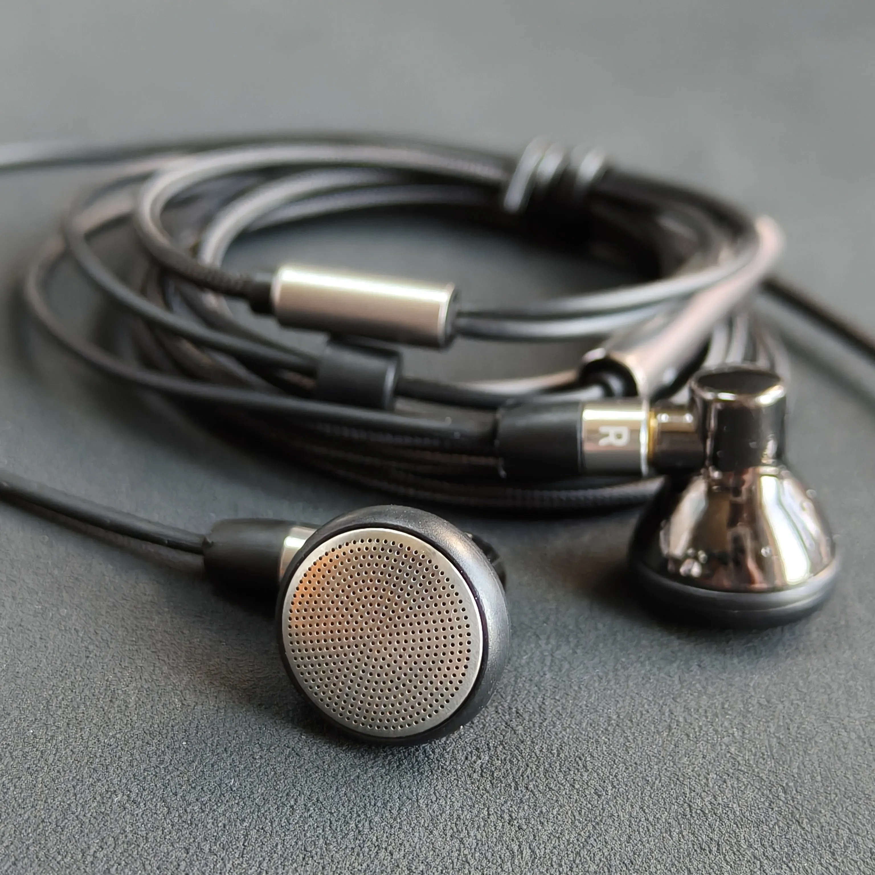 HiFi Vocal Goddess Sound EP09, High-resolution Metal Flat Head Earbuds, MMCX Fever Grade Headphones
HiFi Vocal Goddess Sound EP09, High-resolution Metal Flat Head Earbuds, MMCX Fever Grade Headphones