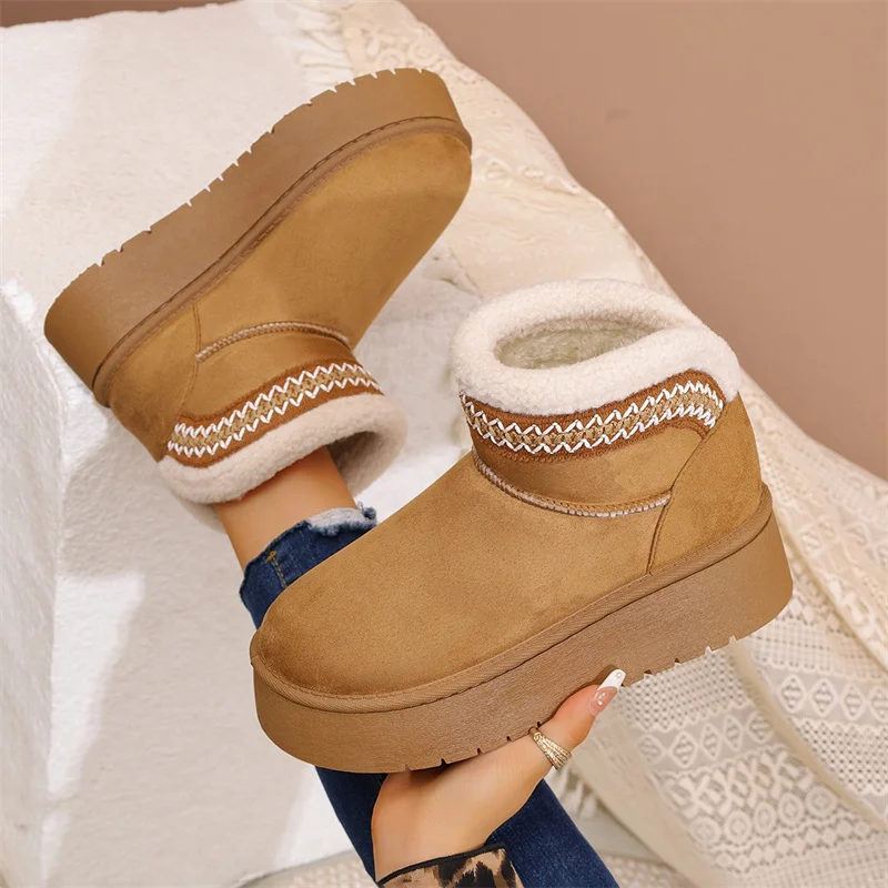 Новые женские зимние ботинки большого размера на флисе, теплые и модные женские ботинки на толстой подошве, повседневная женская обувь средней высоты.
Новые женские зимние ботинки большого размера на флисе, теплые и модные женские ботинки на толстой подошве, повседневная женская обувь средней высоты.
